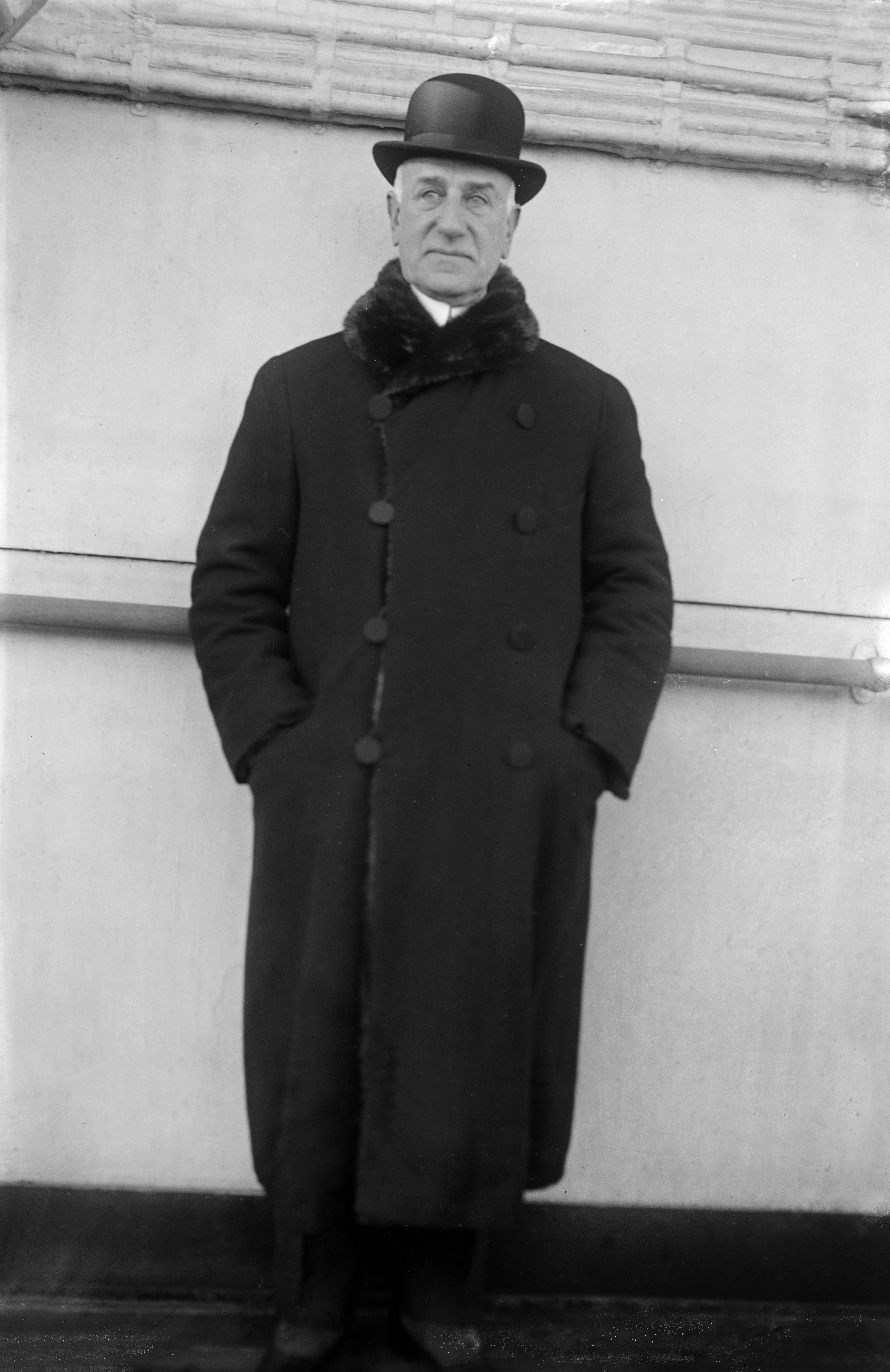 Hombre con abrigo negro y sombrero