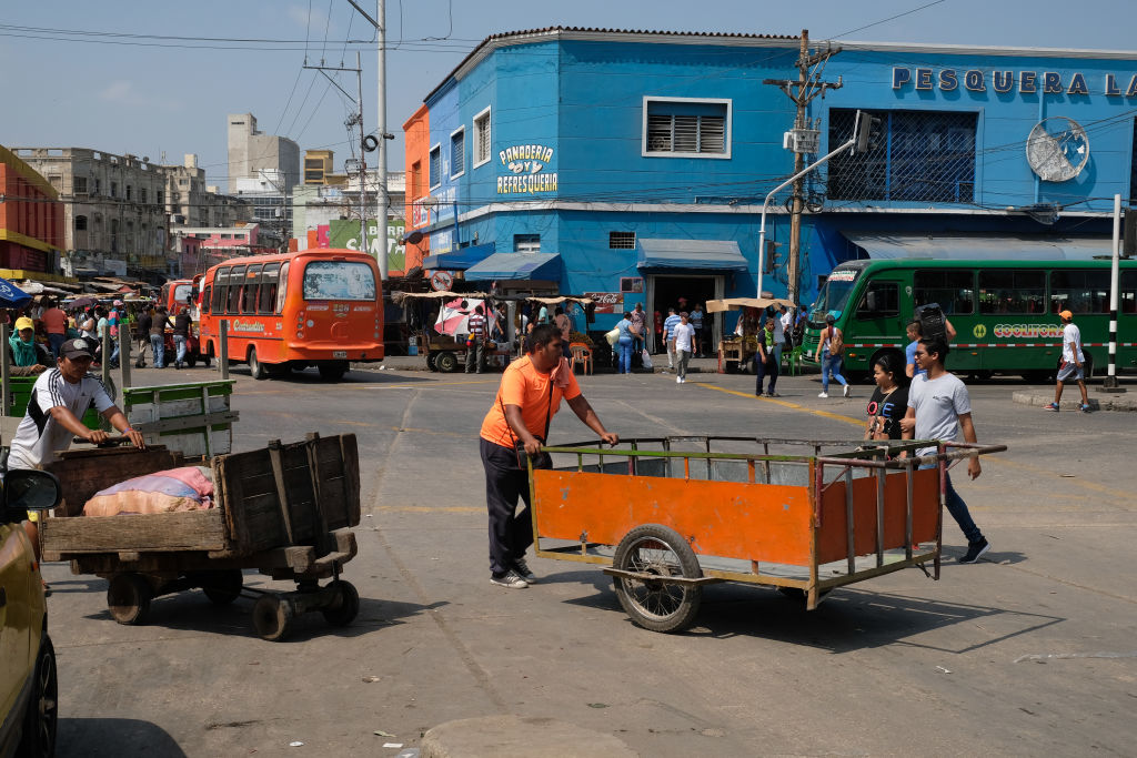 Um homem vendendo produtos num carrinho