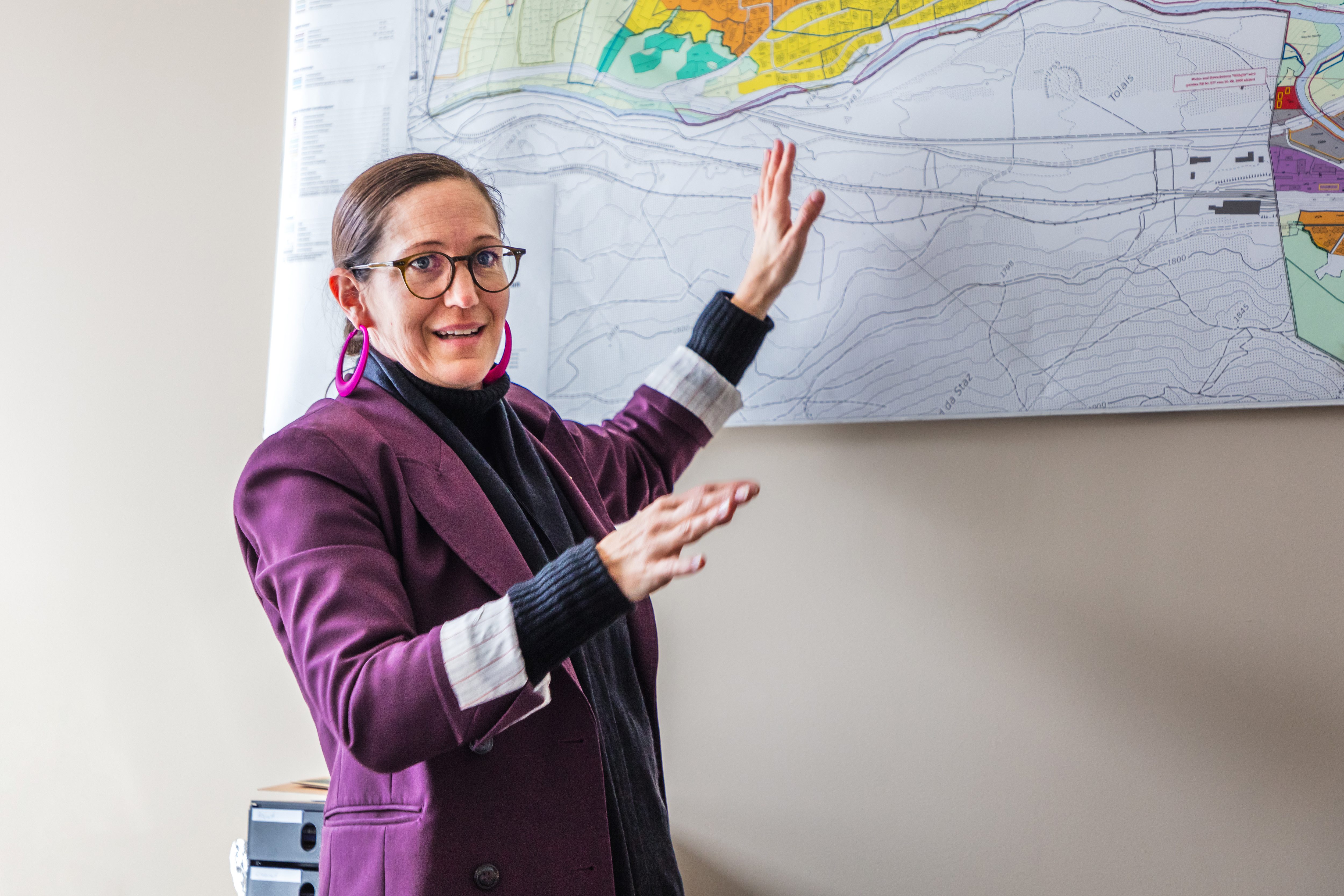 Nora Saratz Cazin是蓬特雷西納市長。在接受瑞士資訊swissinfo.ch採訪時，她以一張市鎮地圖解釋當地住房緊張的情況。