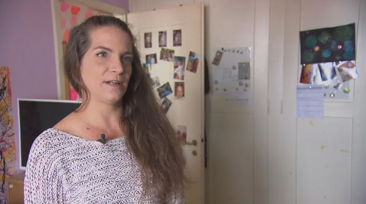 Claudia Pacelli vor dem Lebensmittelschrank im Kinderzimmer.