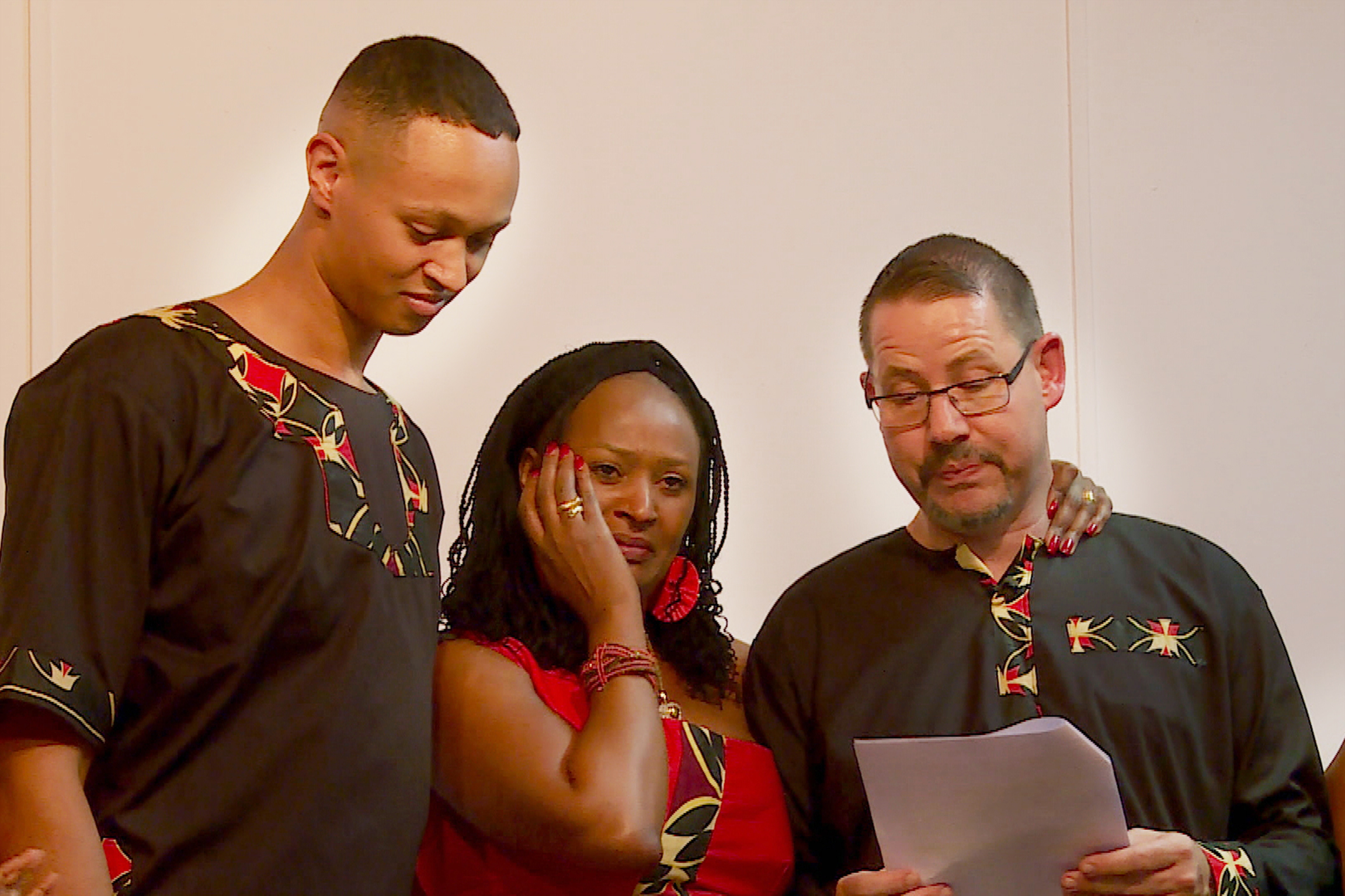 Un couple et leur fils émus à la lecture d'un discours