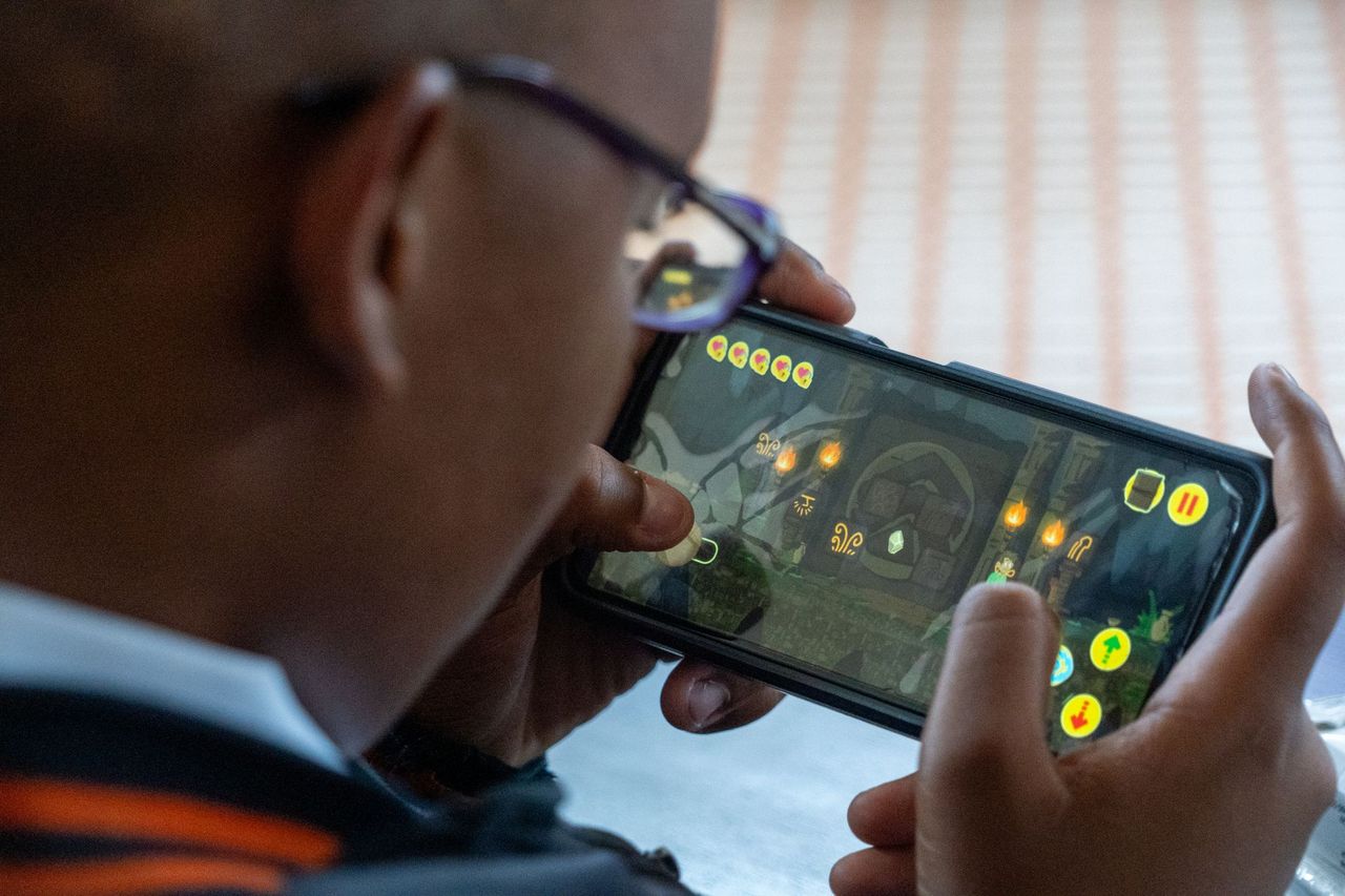 Jovem jogando no celular