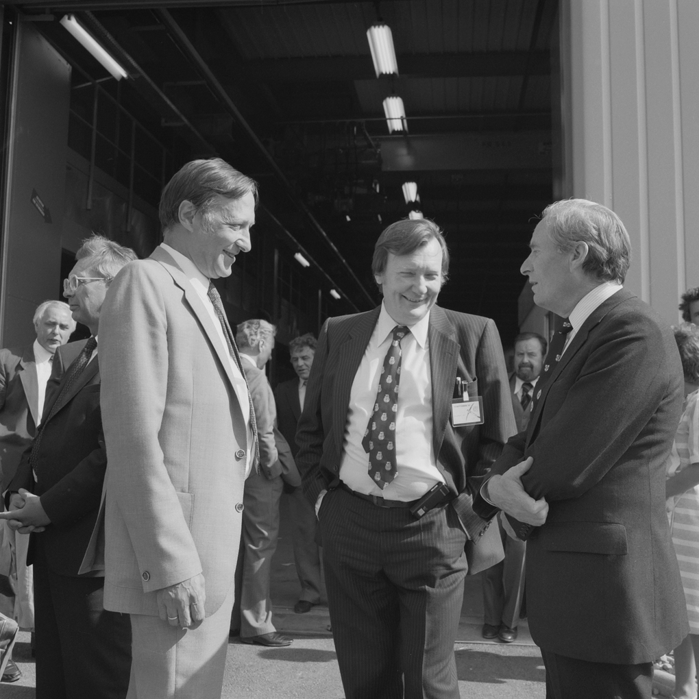 Simon van der Meer (links) und Carlo Rubbia (Mitte), die beiden Nobelpreis-Träger, gemeinsam mit Sir Alec Morrison (rechts), Präsident des CERN, im Jahr 1983