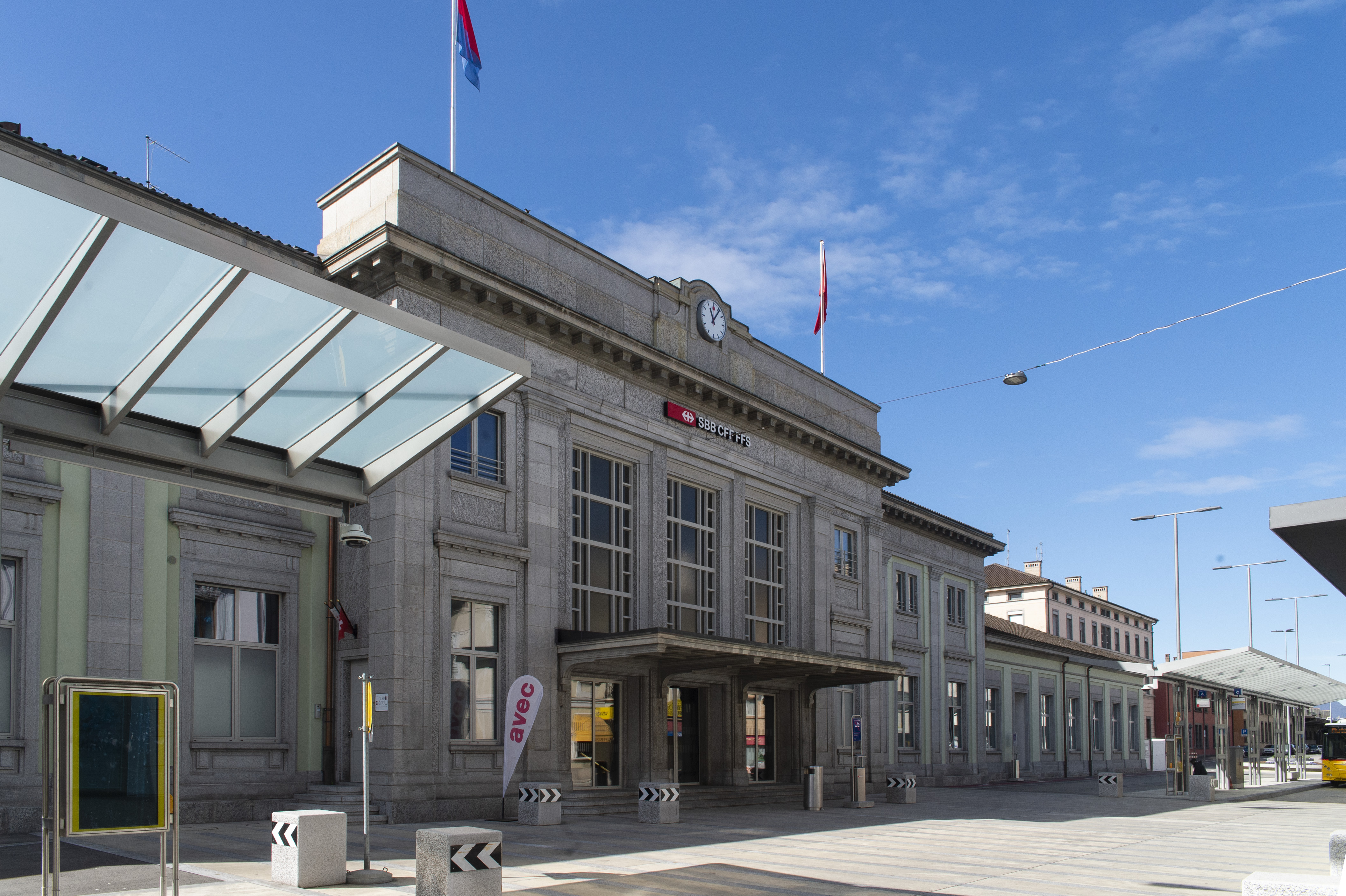 La facciata in stile Novecento della stazione ferroviaria di Chiasso.