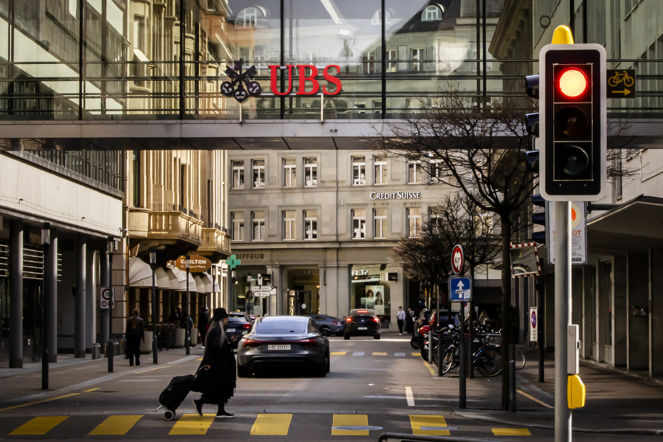 Letras do banco UBS na fachada de um prédio.