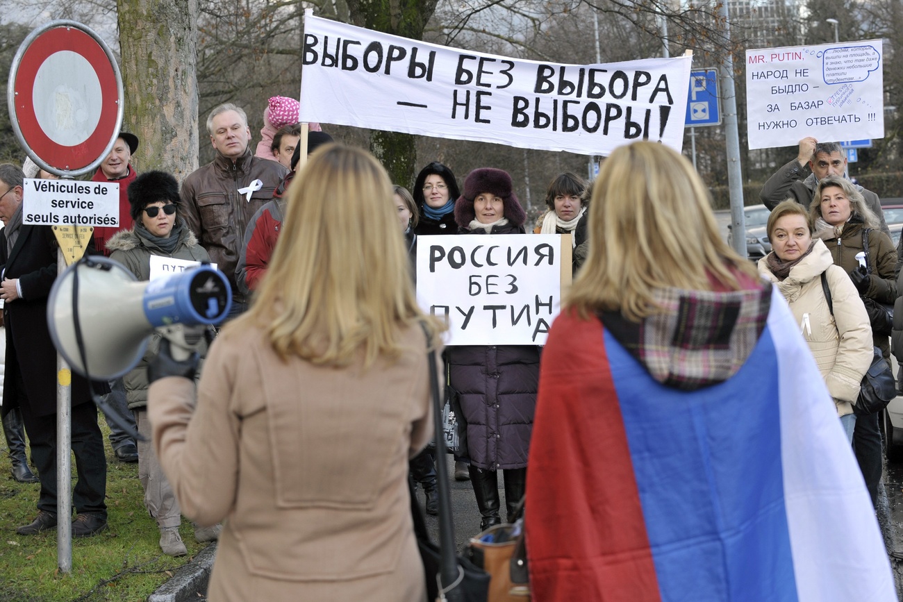 Во второй половине дня 17 марта в Женеве на протестную акцию «Полдень против Путина» приехали со всех регионов франкофонной западной Швейцарии около 400 россиян.