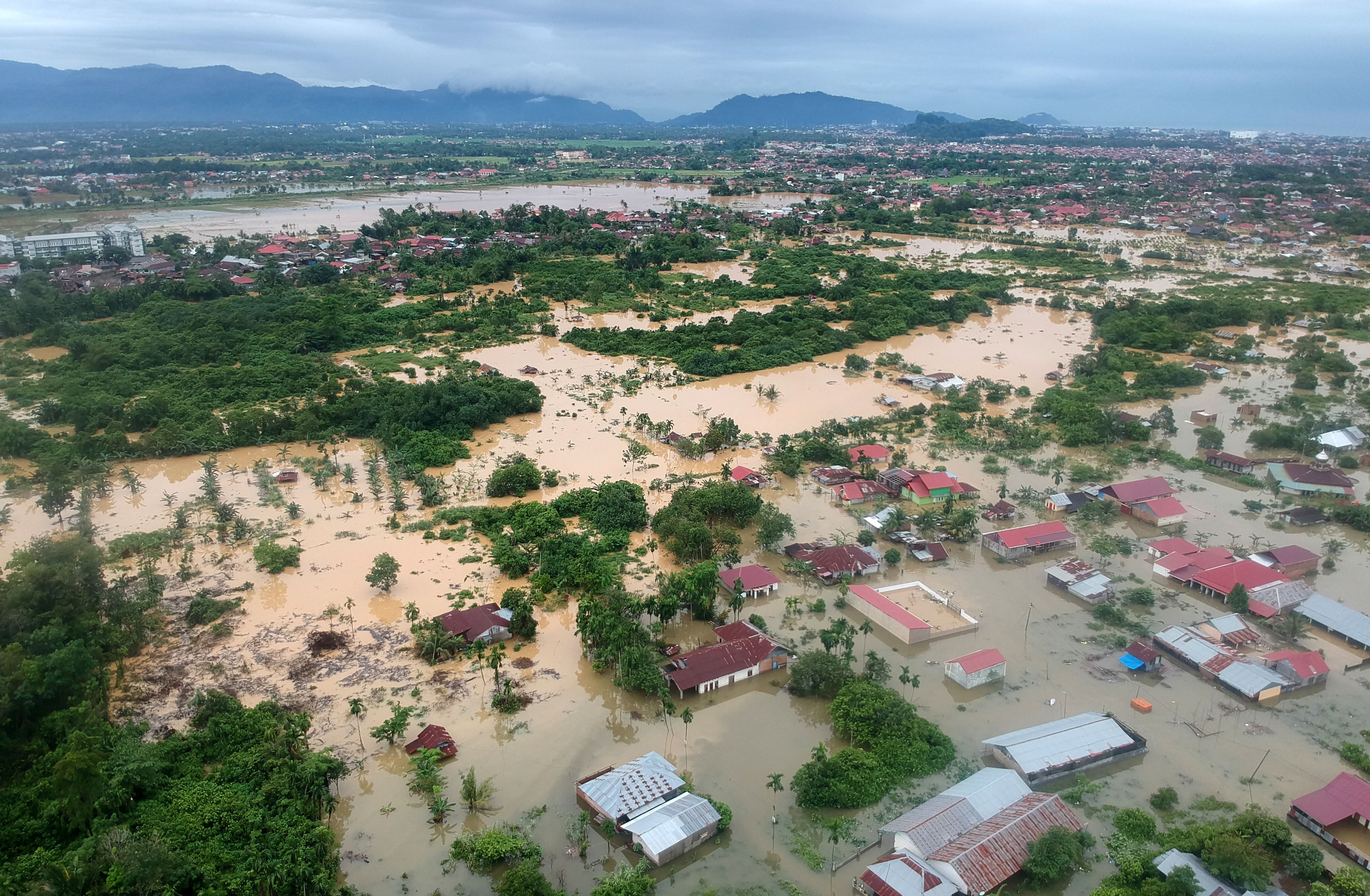 Indonesia floods, landslide kill 19, with seven missing - SWI swissinfo.ch