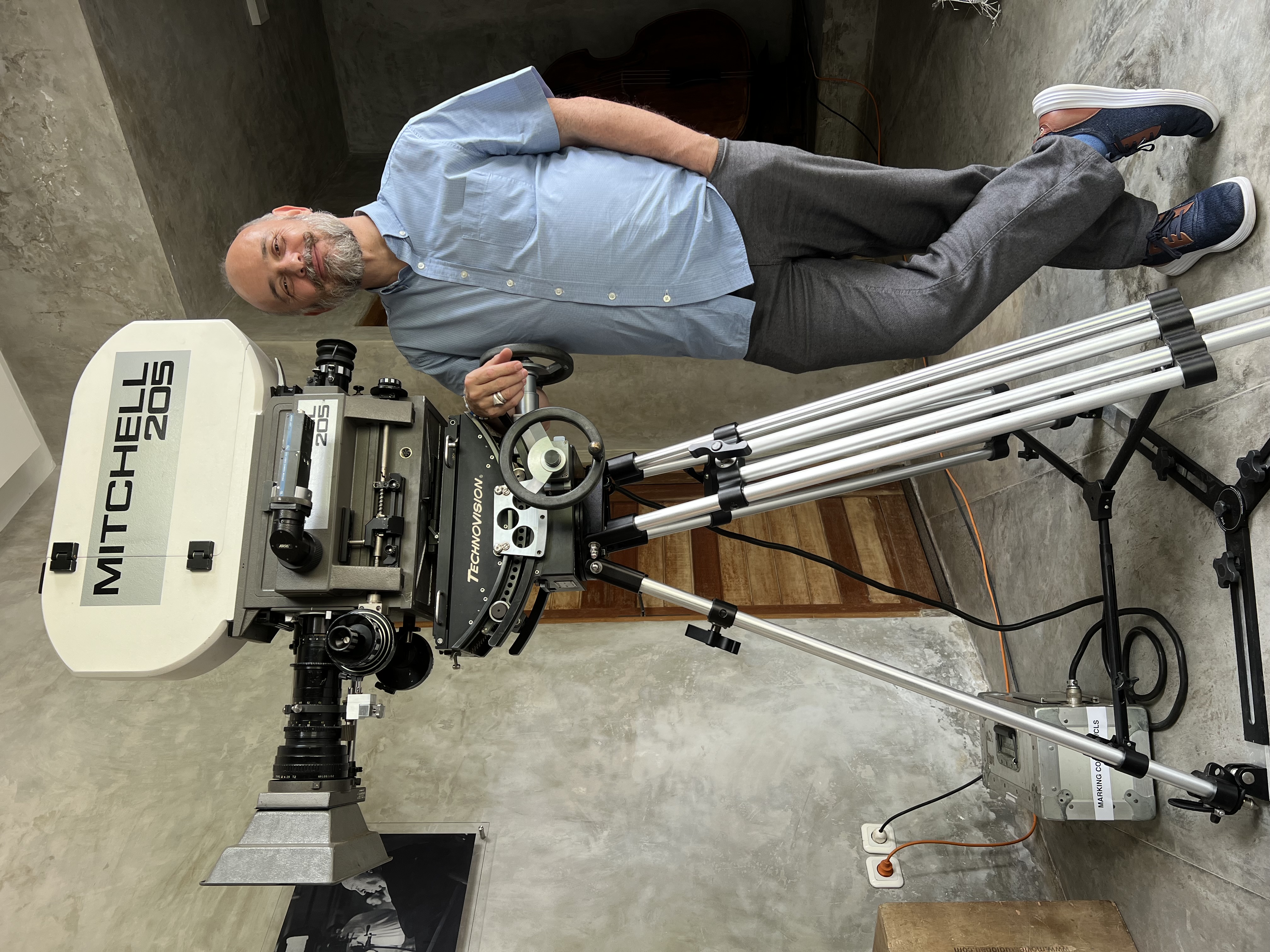 Кроме париков Орландо Басси производит грим, искусственные части тела, зубы для монстров и самих монстров для фильмов ужасов — и даже снимает собственные фильмы, для чего он основал первую на острове профессионально оборудованную киностудию.