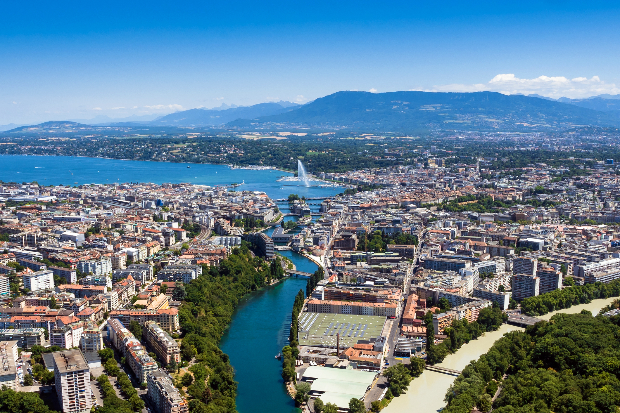 Luftaufnahme von Genf und dem See.