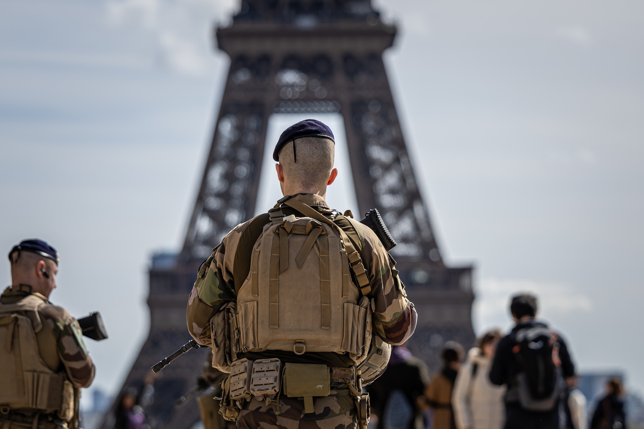 SOldati davanti alla Torre eiffel