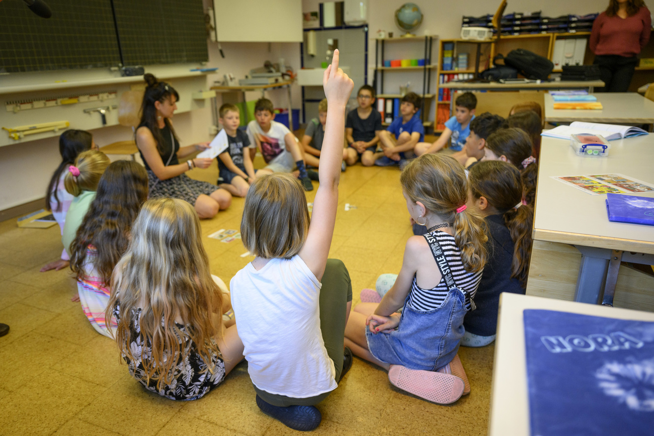 輪になって授業を受ける子どもたち