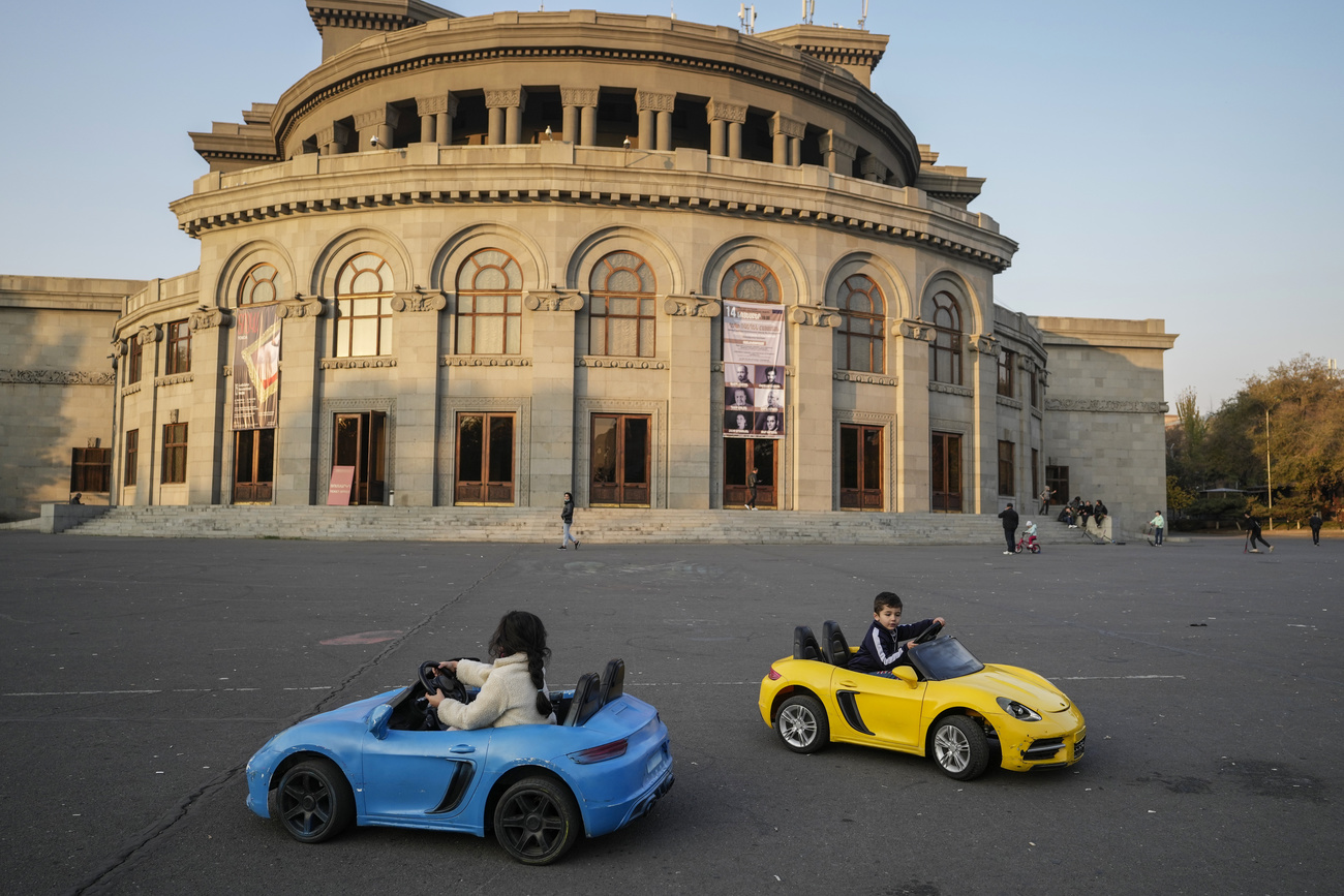 Дети в центре Еревана, ноябрь 2021 года.