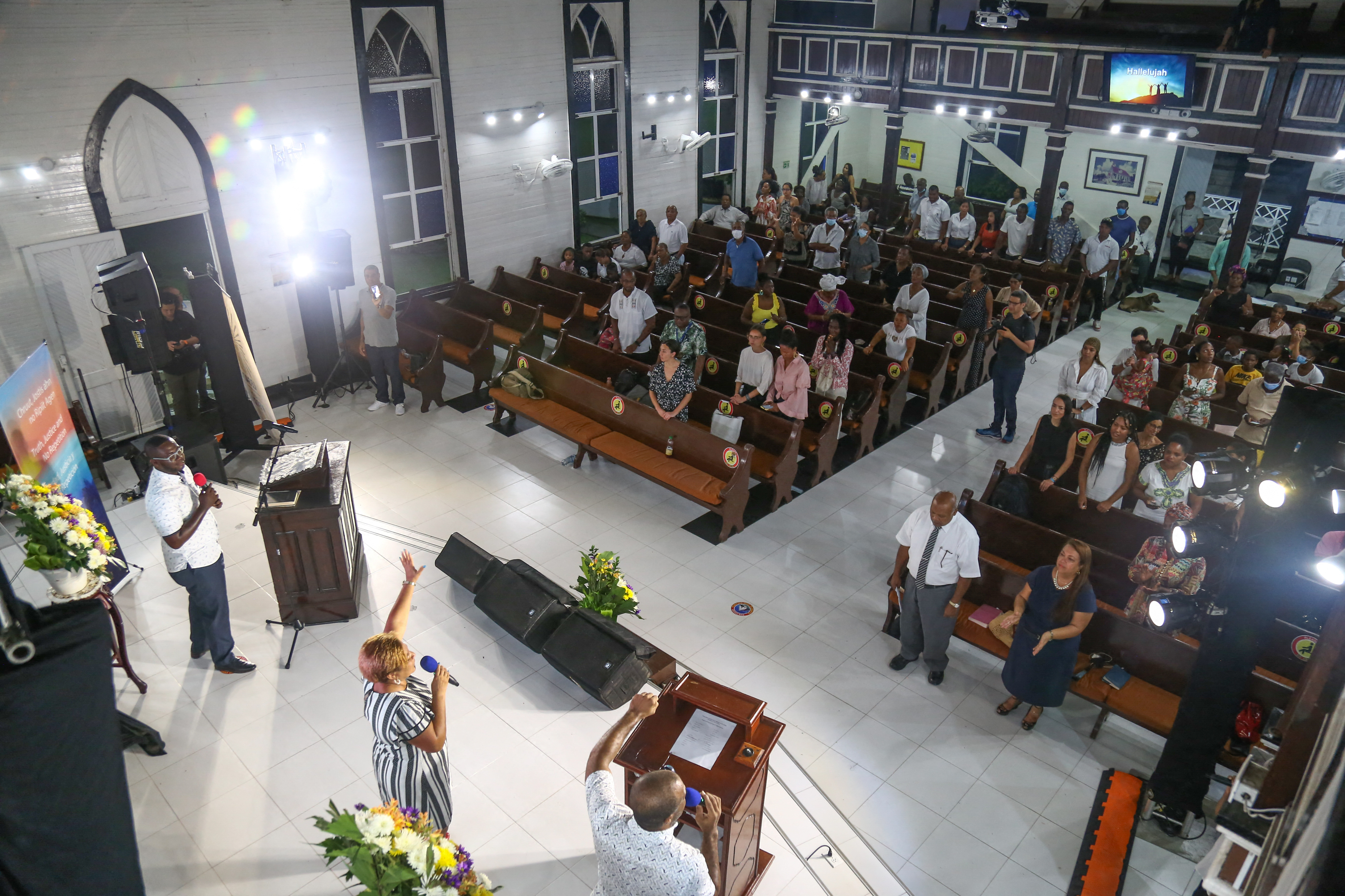 Réunion de personnes dans une église en Colombie