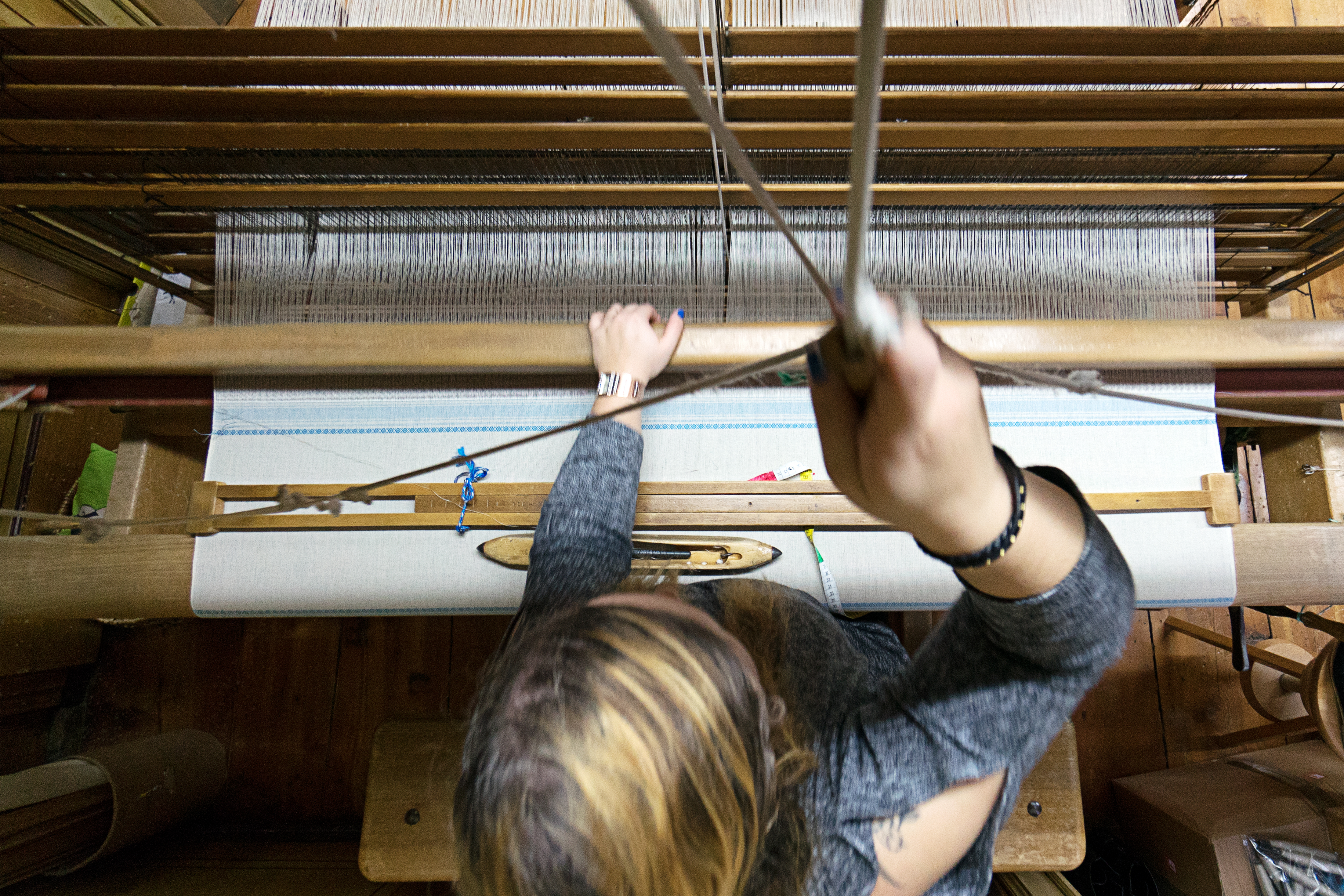 協同組合として1955年に操業開始したヴァル・ポスキアーヴォ織物工房。従業員の大半が女性だ