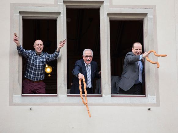 municipali di rapperswil lanciano cervelat dalle finestre del municipio.