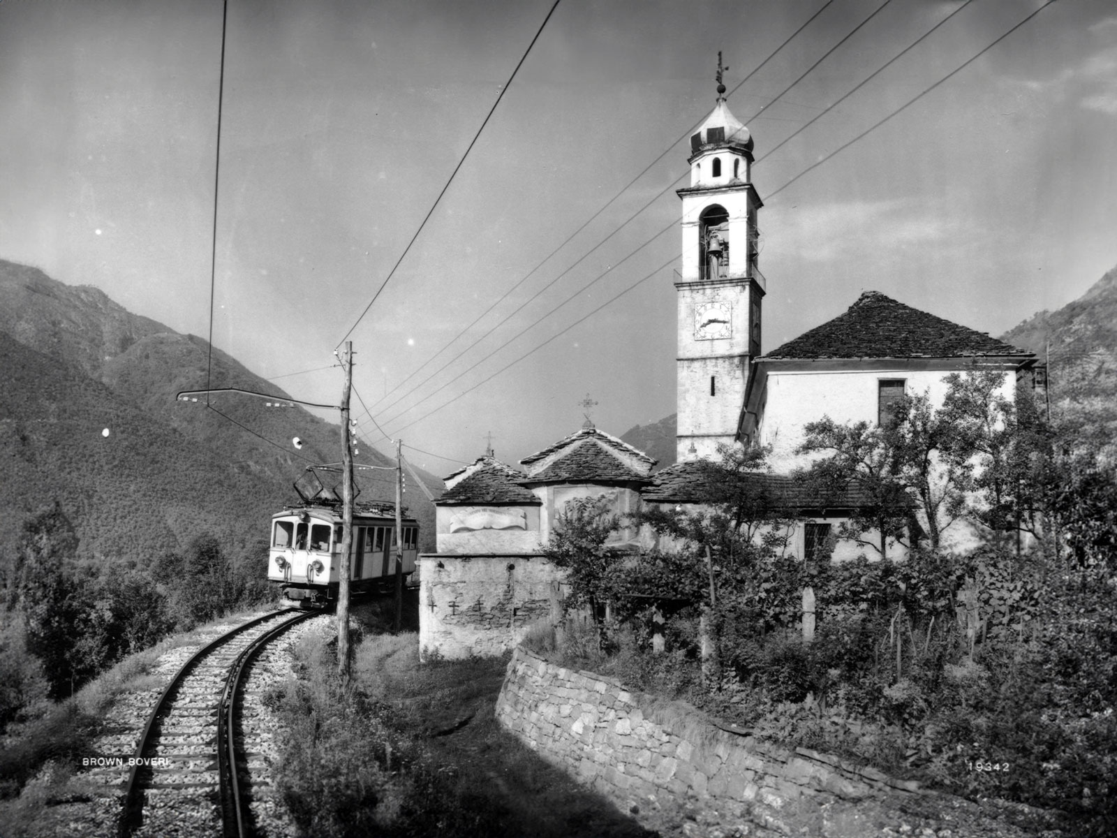 Электрический тяговый вагон тип BCFe 4/4, № 18, проезжает мимо церкви деревни Тенья (Tegna), фотография сделана 24 августа 1925 года.