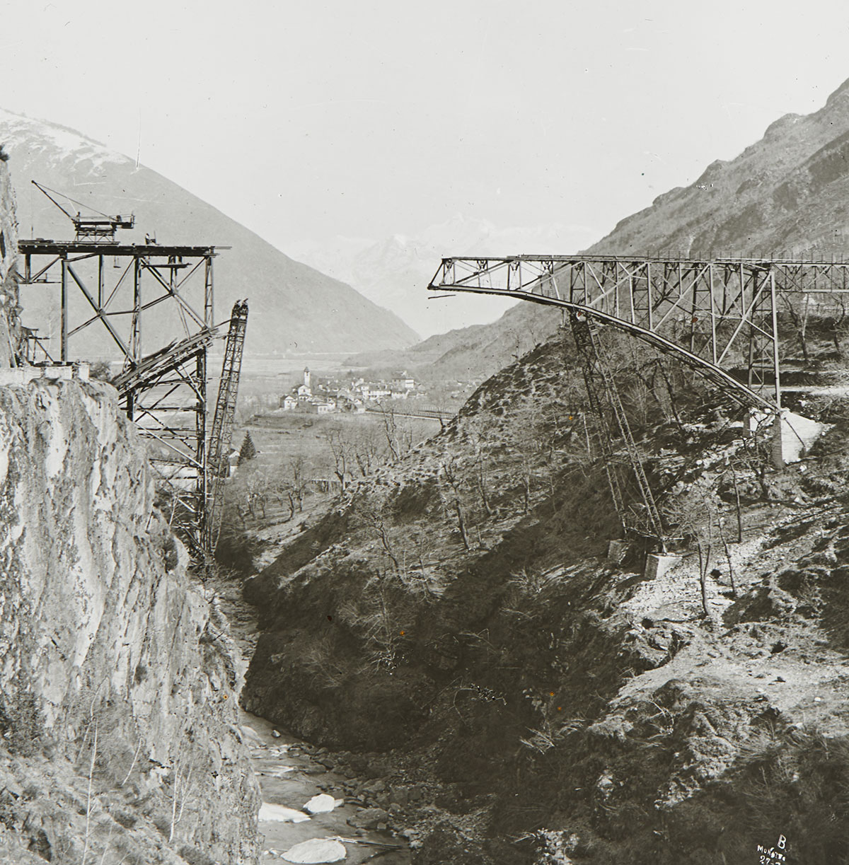 Construction d'un pont ferroviaire en montagne