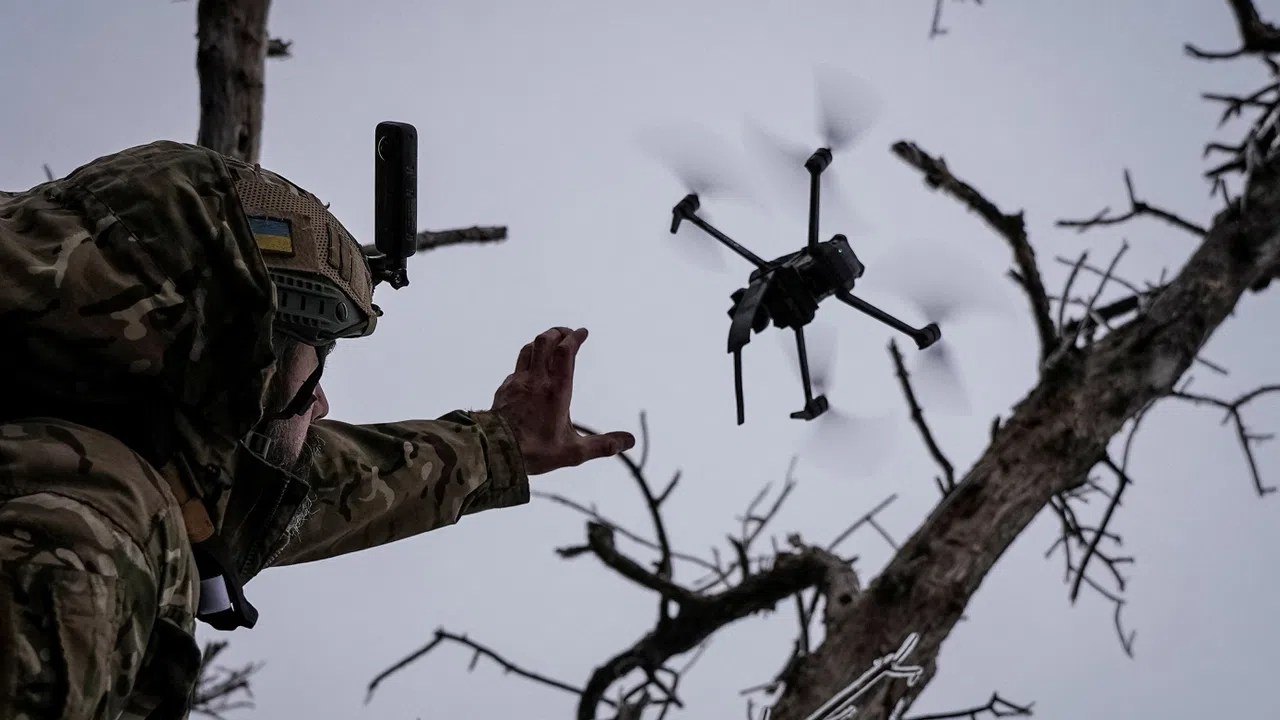 Der Krieg in der Ukraine hat gezeigt: Drohnen sind Teil der modernen Kriegsführung geworden. (im Bild: ukrainischer Soldat mit einer FPV-Drohne an der Front nahe Bachmut, 12.12.23)