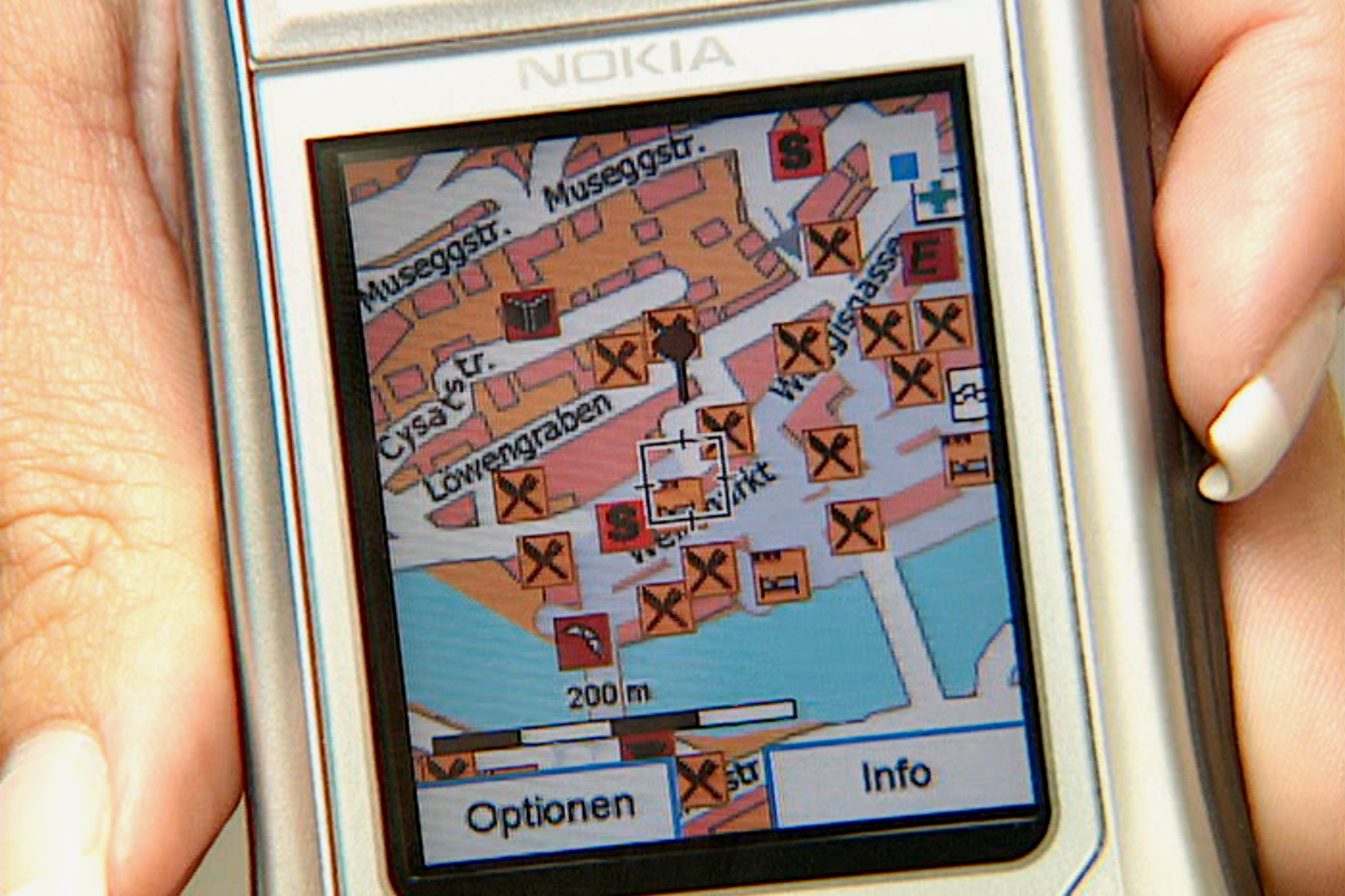 Carte numérique sur un vieux téléphone portable