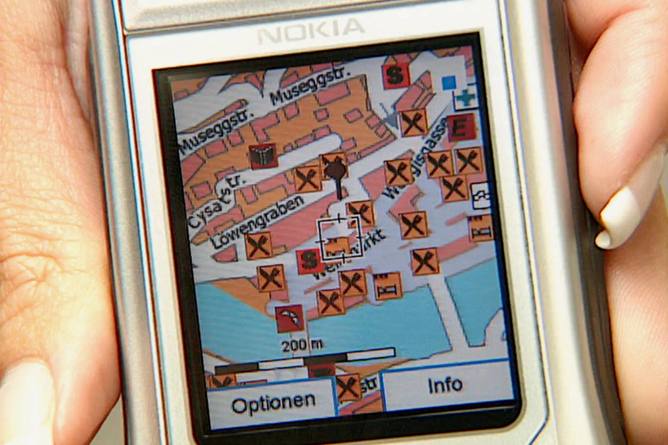 早在2005年，也就是在被Google收購之前，Endoxon公司推出了一款行動地圖應用程式。該程式可向使用者顯示其所在位置附近的商店、餐廳及其他重要場所。