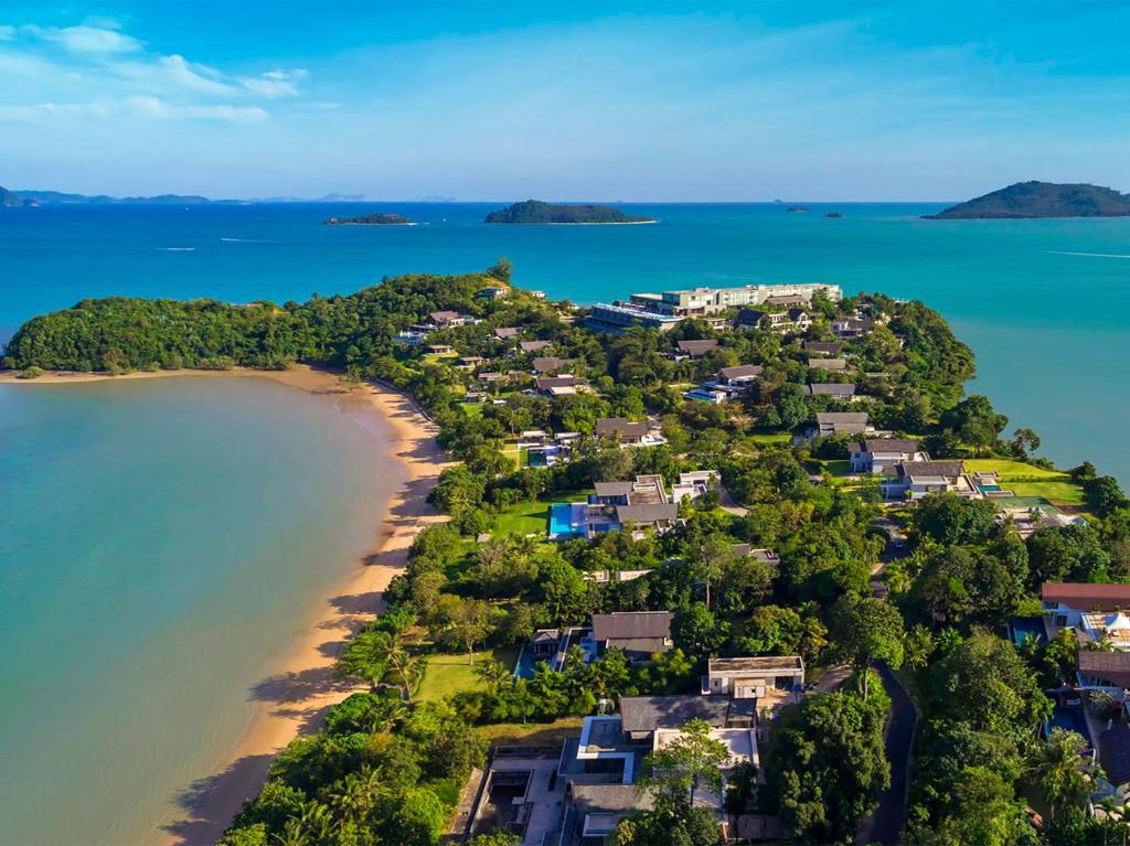 Un paradiso tropicale costellato di ville: la spiagga di Yamu a Phuket.