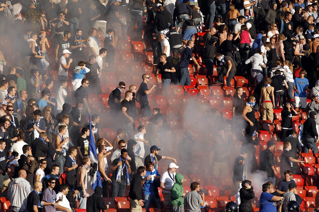 Incidenti all'interno dello stadio del Letzigrund a Zurigo.