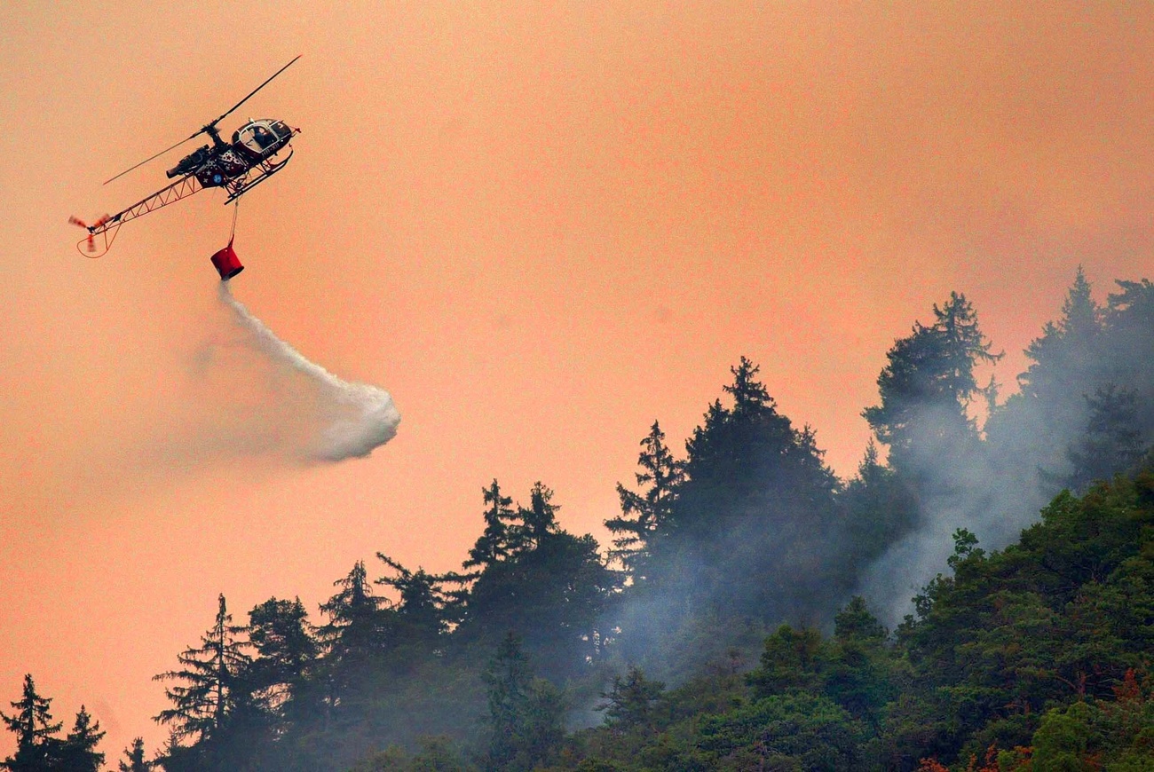 Un elicottero partecipa allo spegnimento dui un incendio.