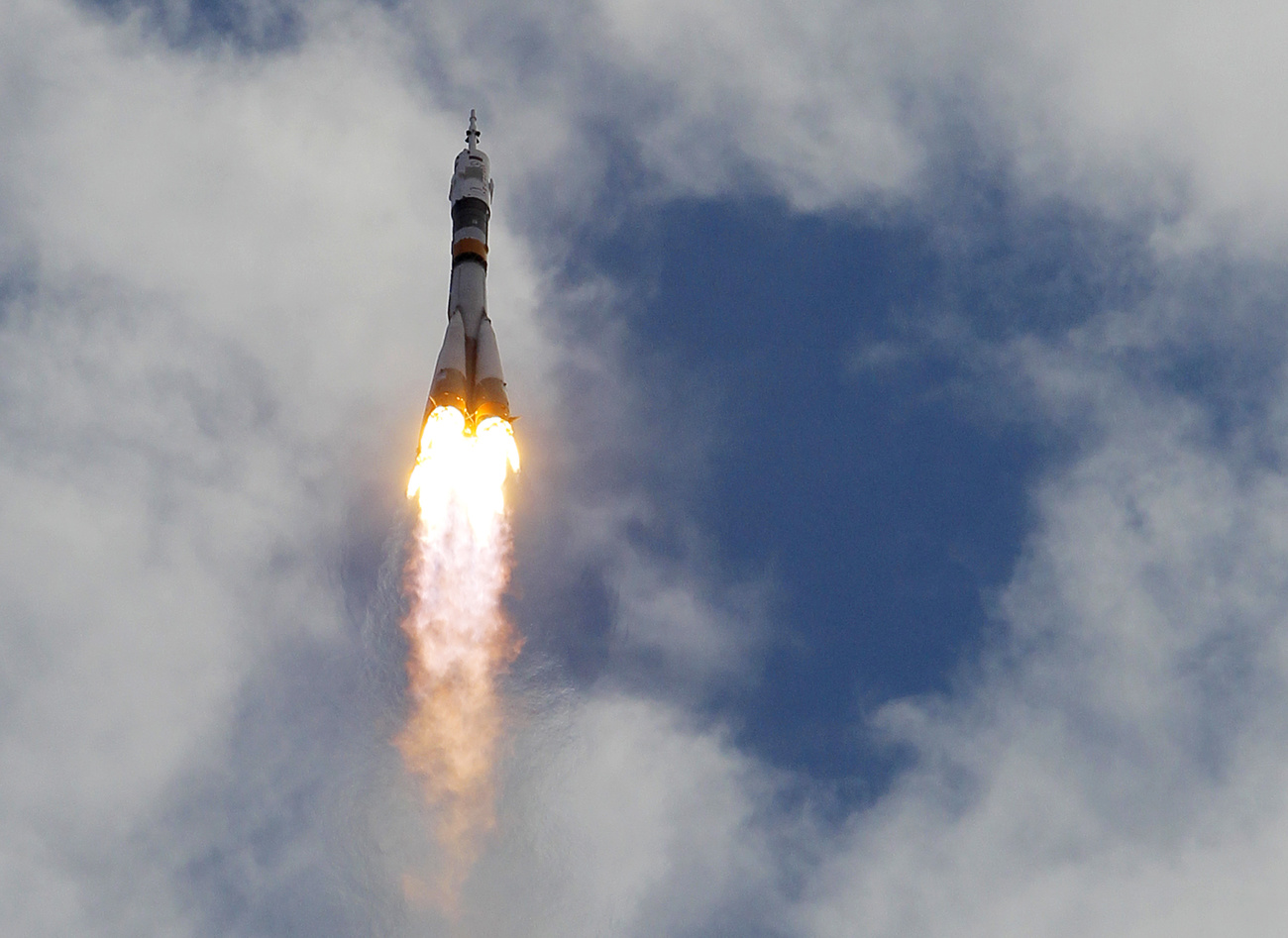rakete fliegt in den himmel