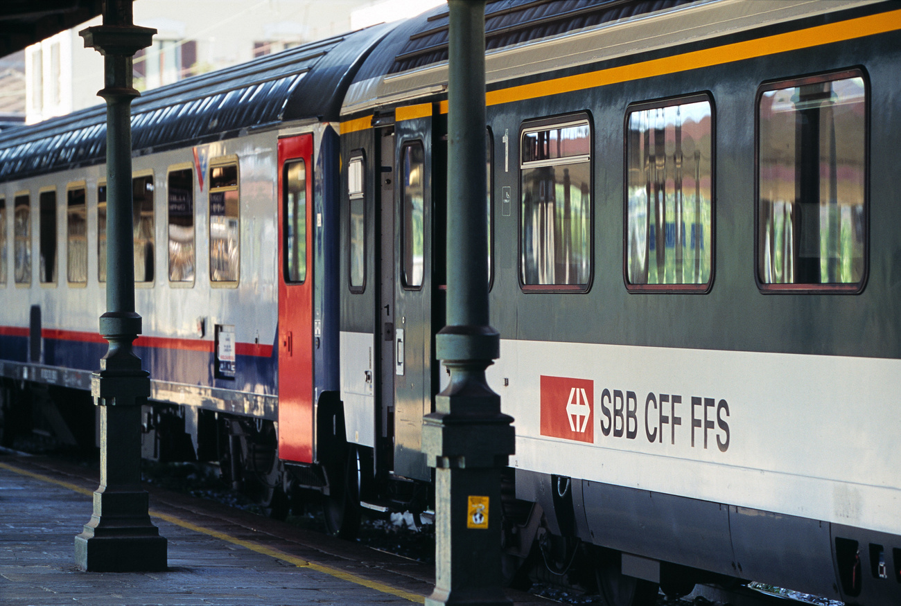 Treno FFS fermo alla stazione di Domodossola, in Piemonte.