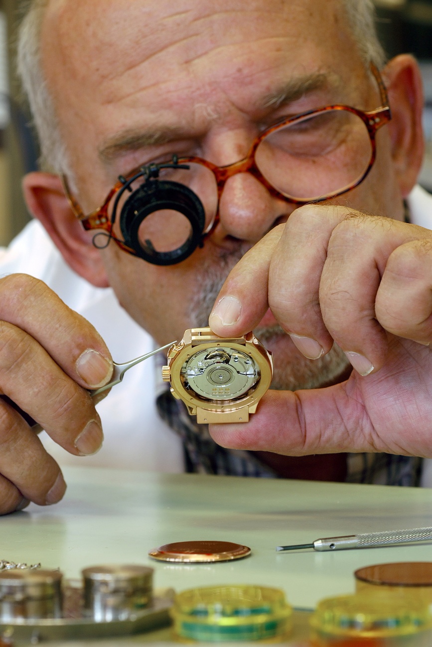 orologiaio al lavoro
