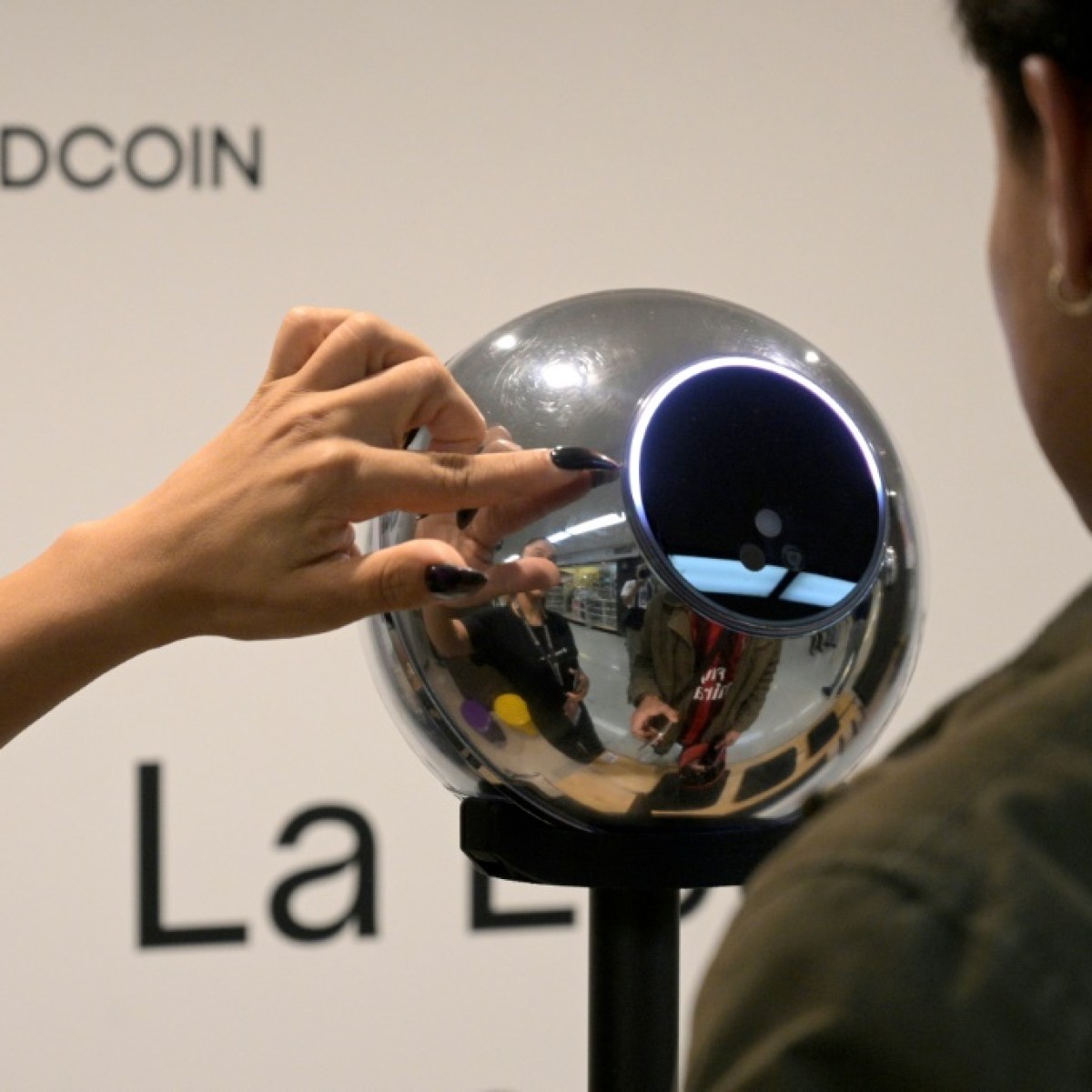 Escanear el iris a cambio de criptomonedas en una Argentina en crisis  económica - SWI swissinfo.ch