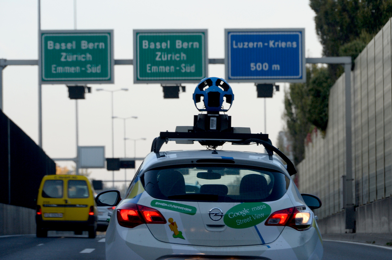 Macchina di Google street view su autostrada svizzera