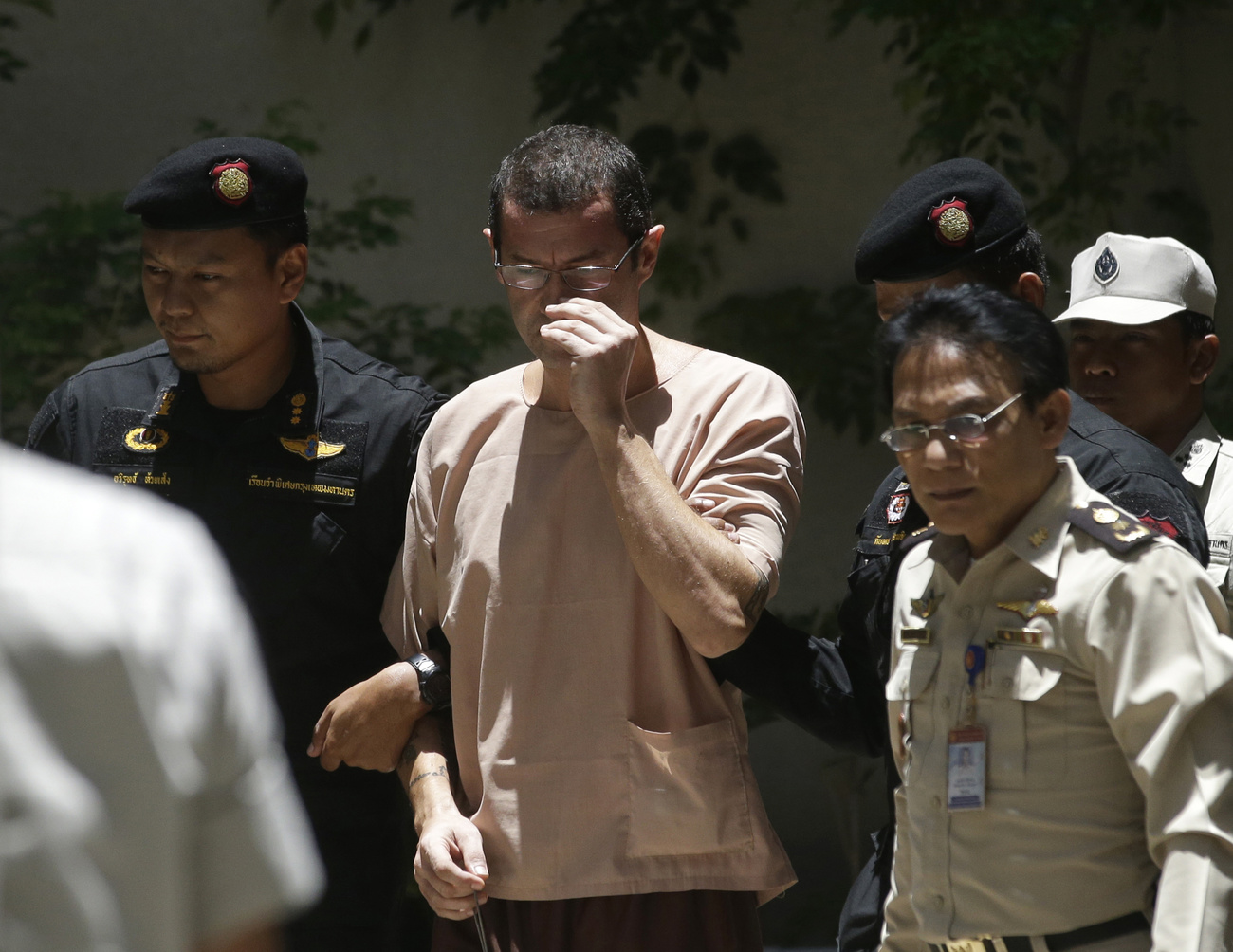 Lo svizzero Xavier Justo, al centro, scortato da agenti della polizia penitenziaria thailandese.