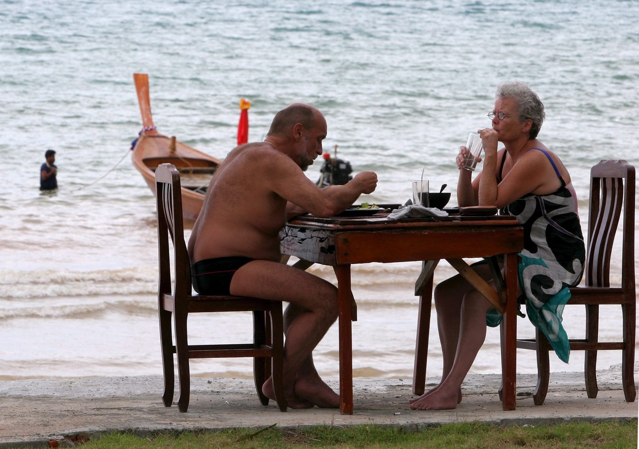 ein Rentnerpaar am Strand