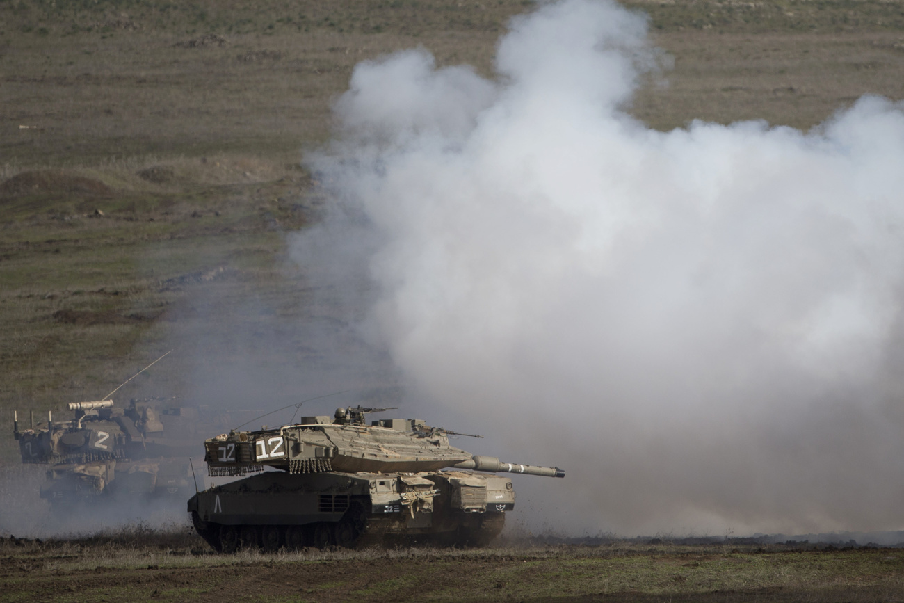 Un blindato israeliano sul campo di battaglia.