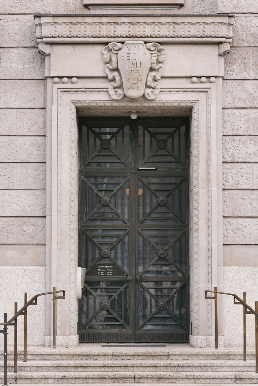 An entrance door of the Zurich district court.