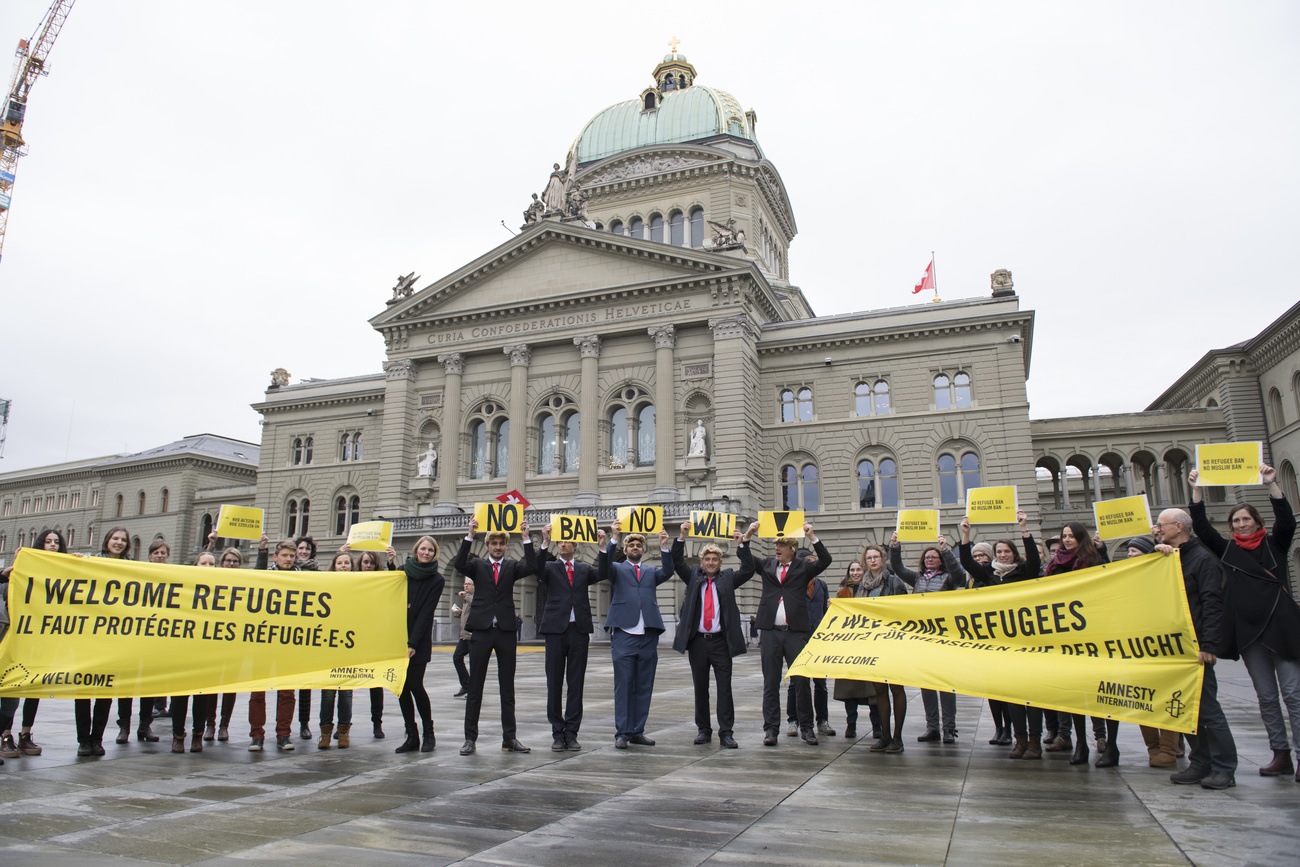 Manifestazione di Amnesty Internazional in centro a Berna in favore dei rifugiati.