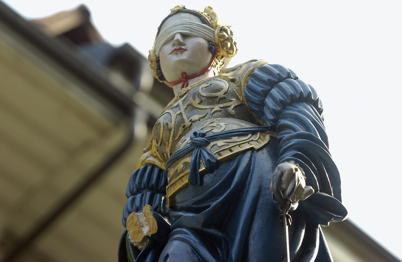 Una statua della giustizia nella città vecchia di Berna.