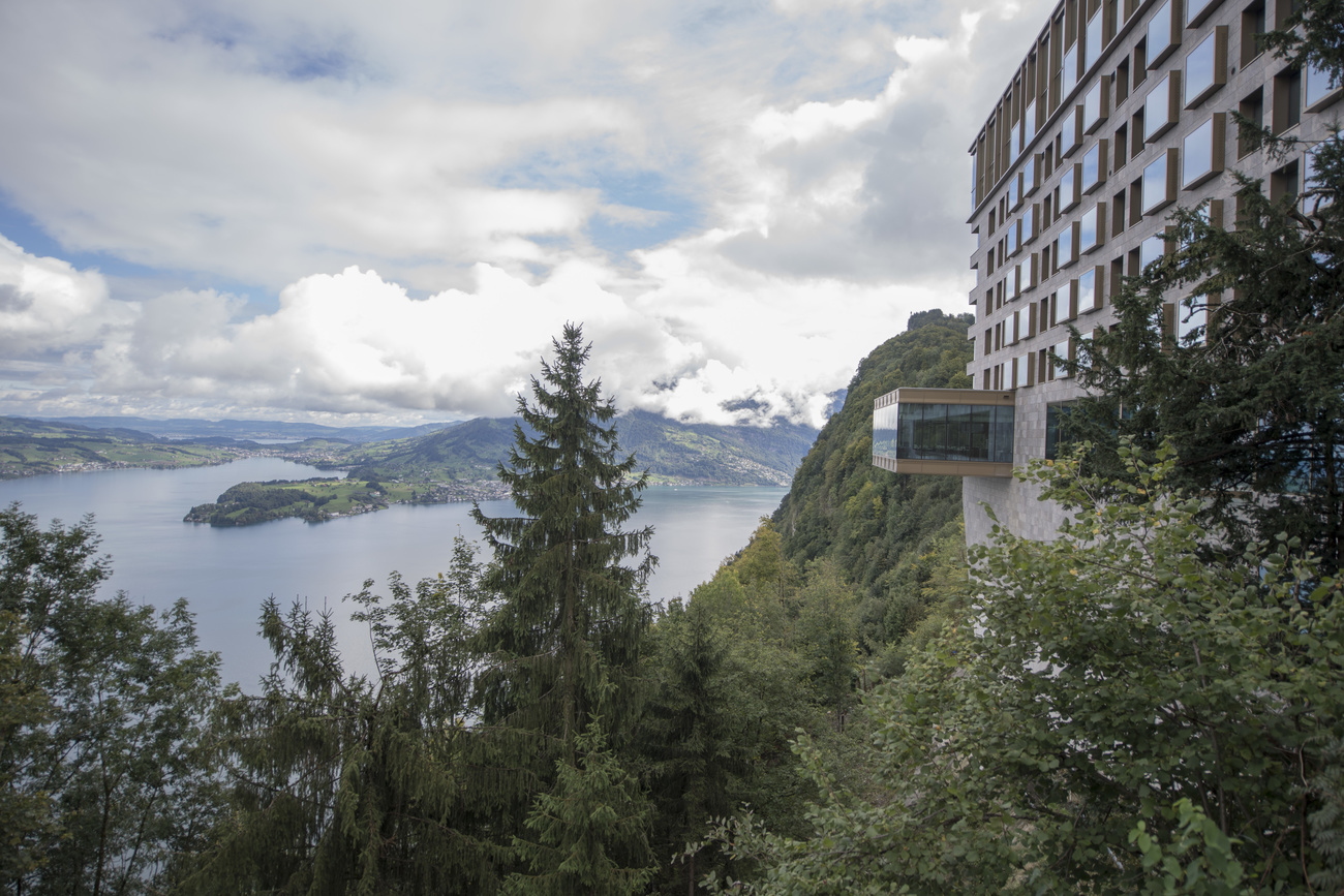 edificio su una montagna con vista su un lago