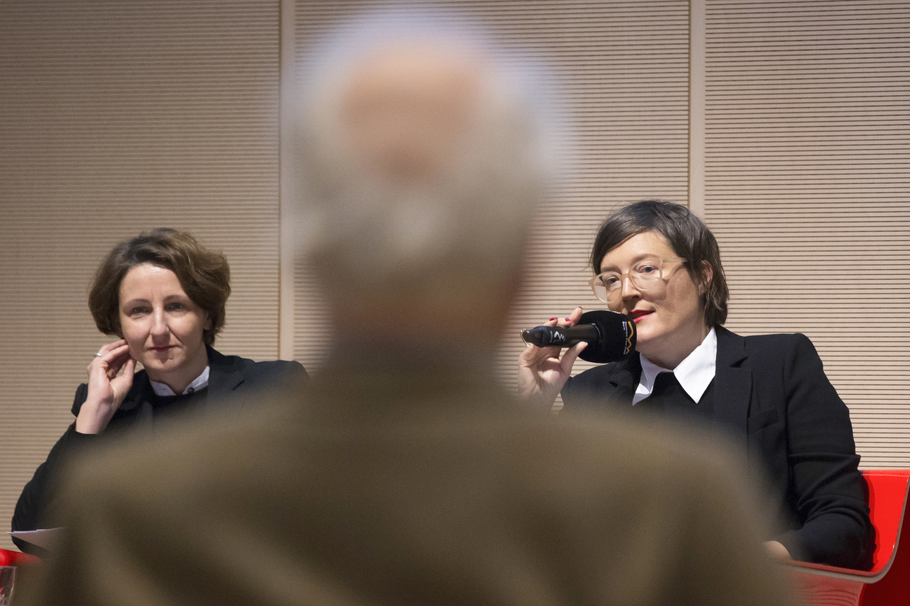 Нина Циммер, директор Художественного музея Берна (справа) и Николя Долль во время ежегодной пресс-конференции. В декабре 2017 года главной её темой стала коллекция Гурлитта.
