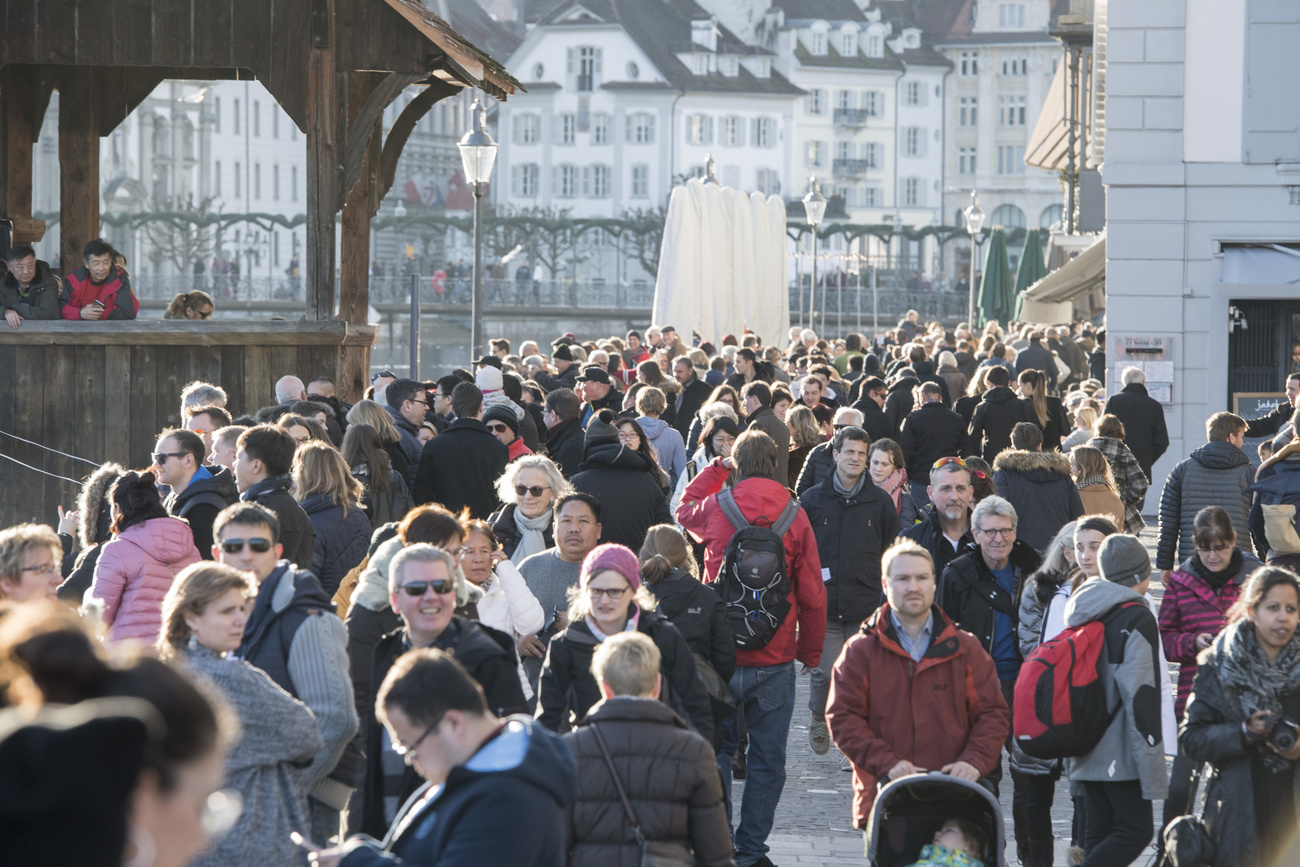 Moltitudine di persone in città vecchia a Lucerna.