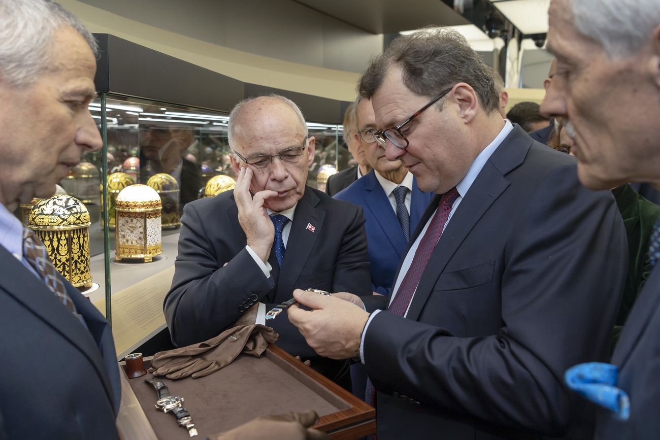 前联邦委员乌力·毛勒(Ueli Maurer，中)和百达翡丽总裁Thierry Stern(右)于2019年3月21日在巴塞尔钟表珠宝展开幕日上。