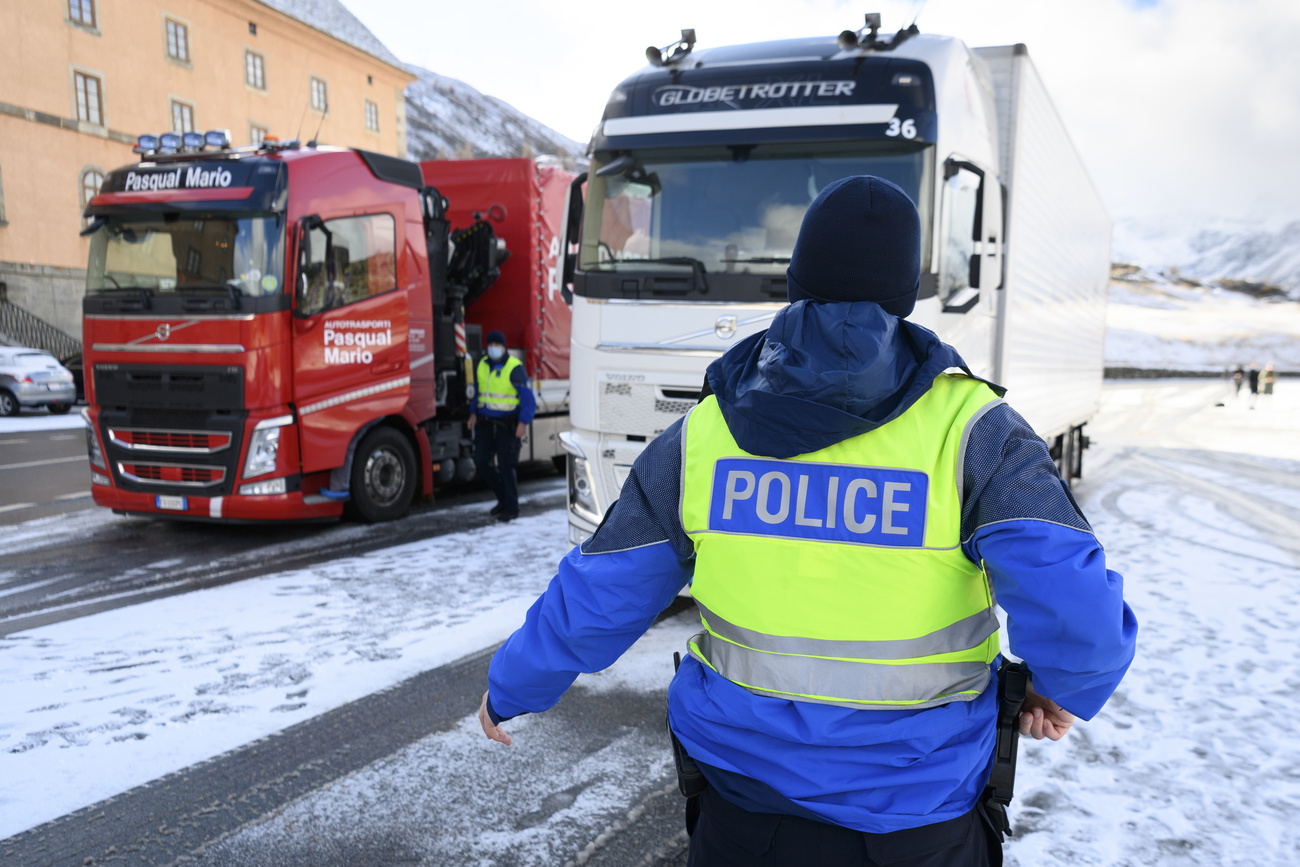 poliziotto controlla un camion