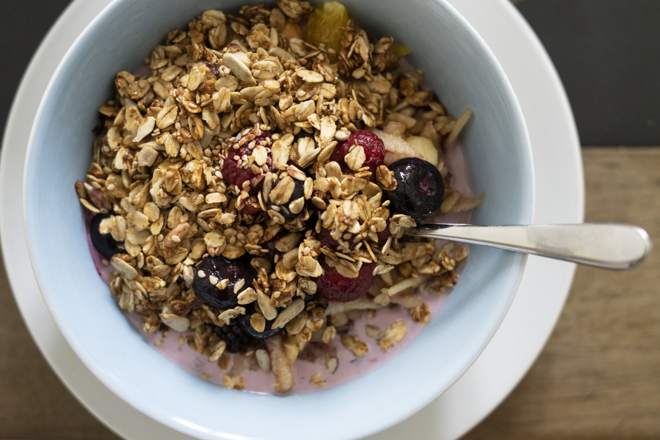 The original recipe calls for soaking a tablespoon of rolled oats in three tablespoons of water for 12 hours and then adding a tablespoon of condensed milk, the juice of half a lemon, a grated whole apple and a tablespoon of chopped walnuts or almonds.