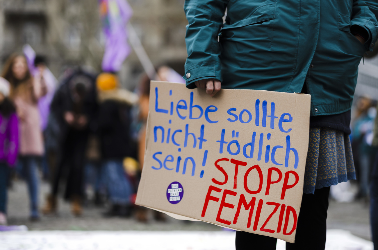 Protestschild gegen Femizide