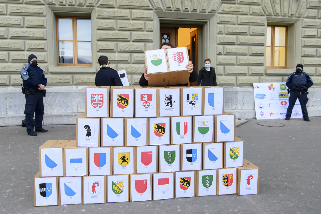 Boxen mit Unterschriftenbögen vor der Bundeskanzlei