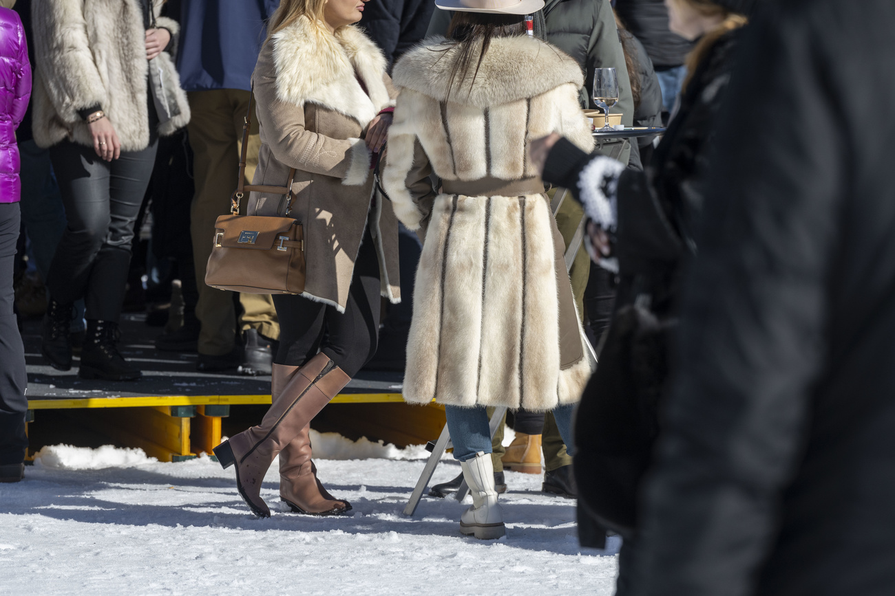 Frauen in Pelzmänteln im Schnee