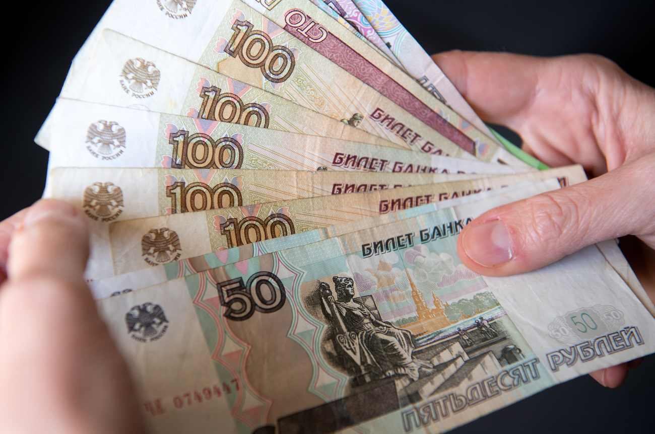 Rubli russi in banconote.
