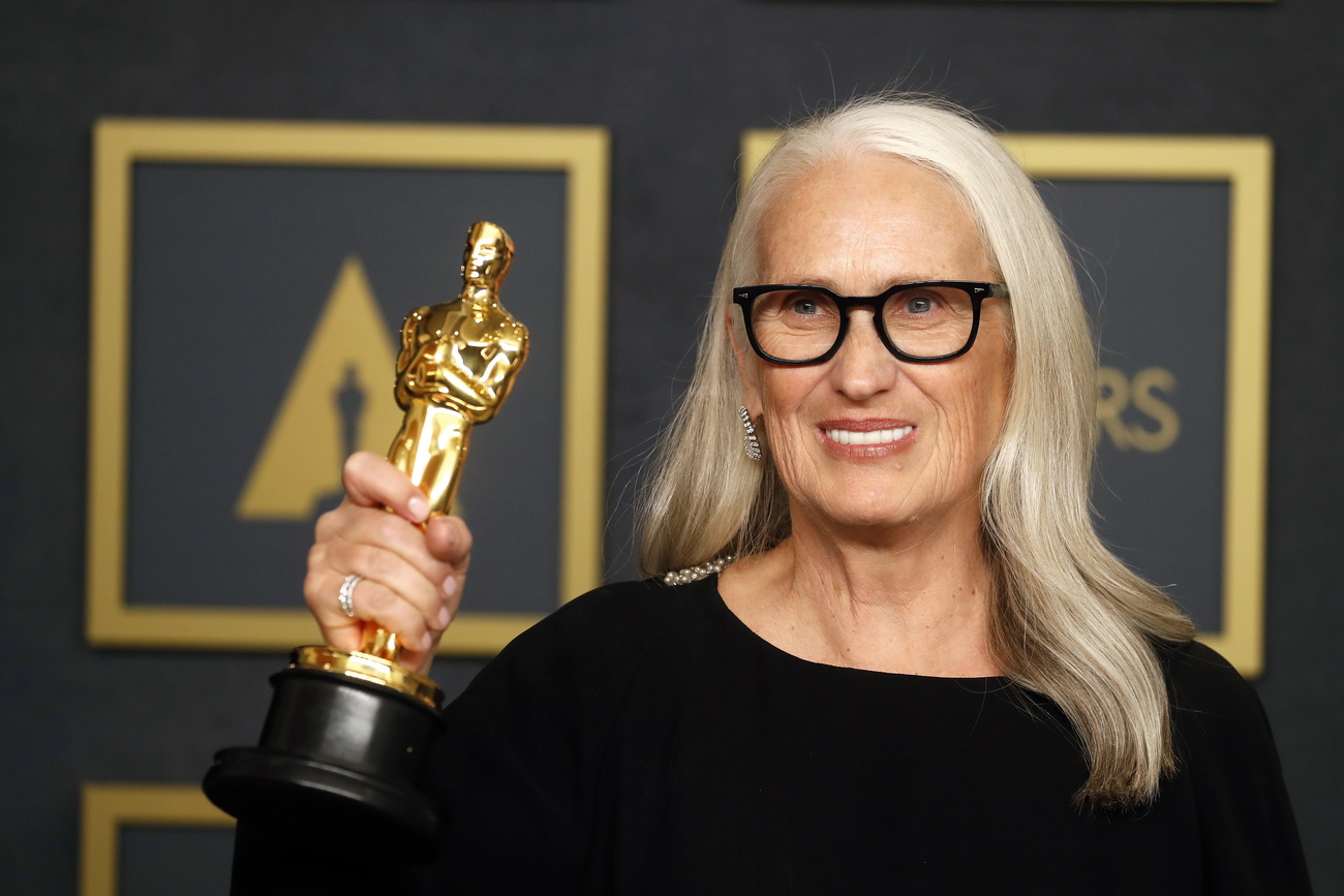 Jane Campion con in mano l'Oscar.