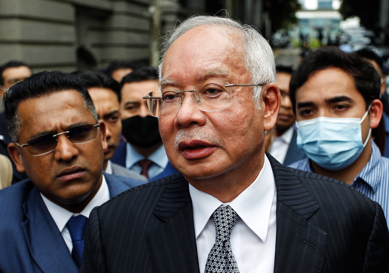 l'ex primo ministro malese Najib Razak circondato da alcune persone